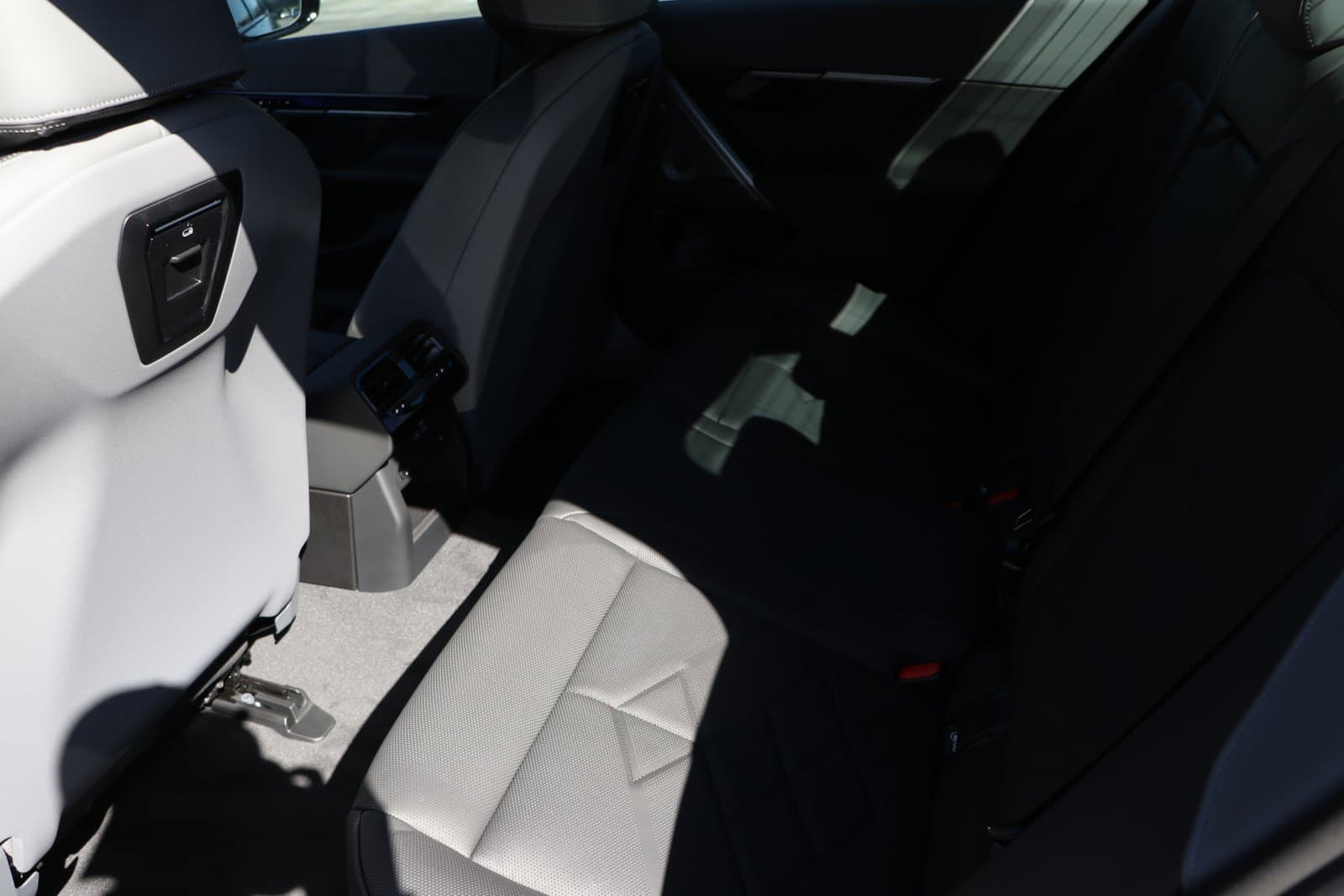 Vehicle photo 33