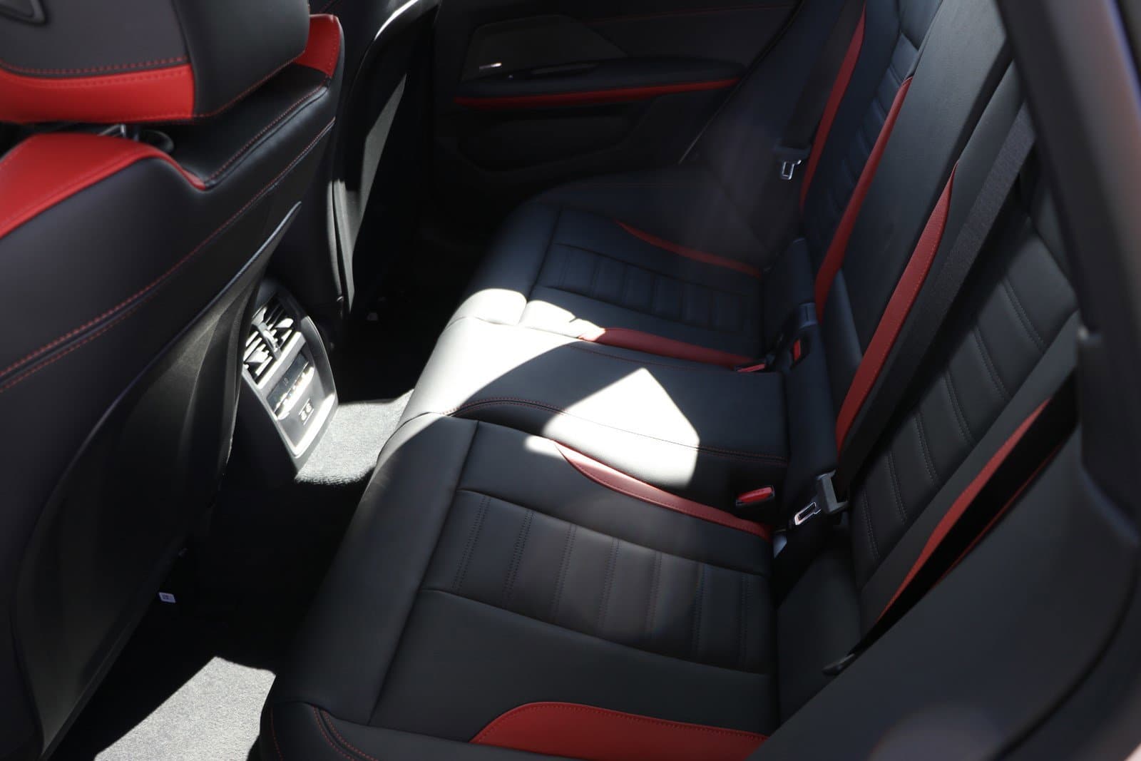 Vehicle photo 32