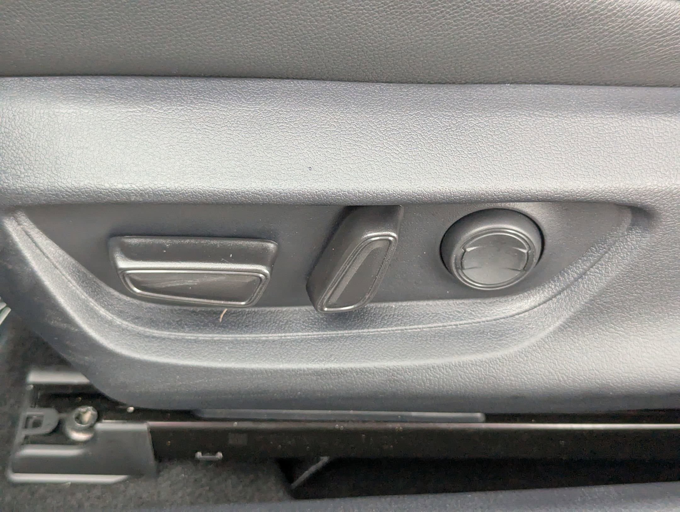 Vehicle photo 17