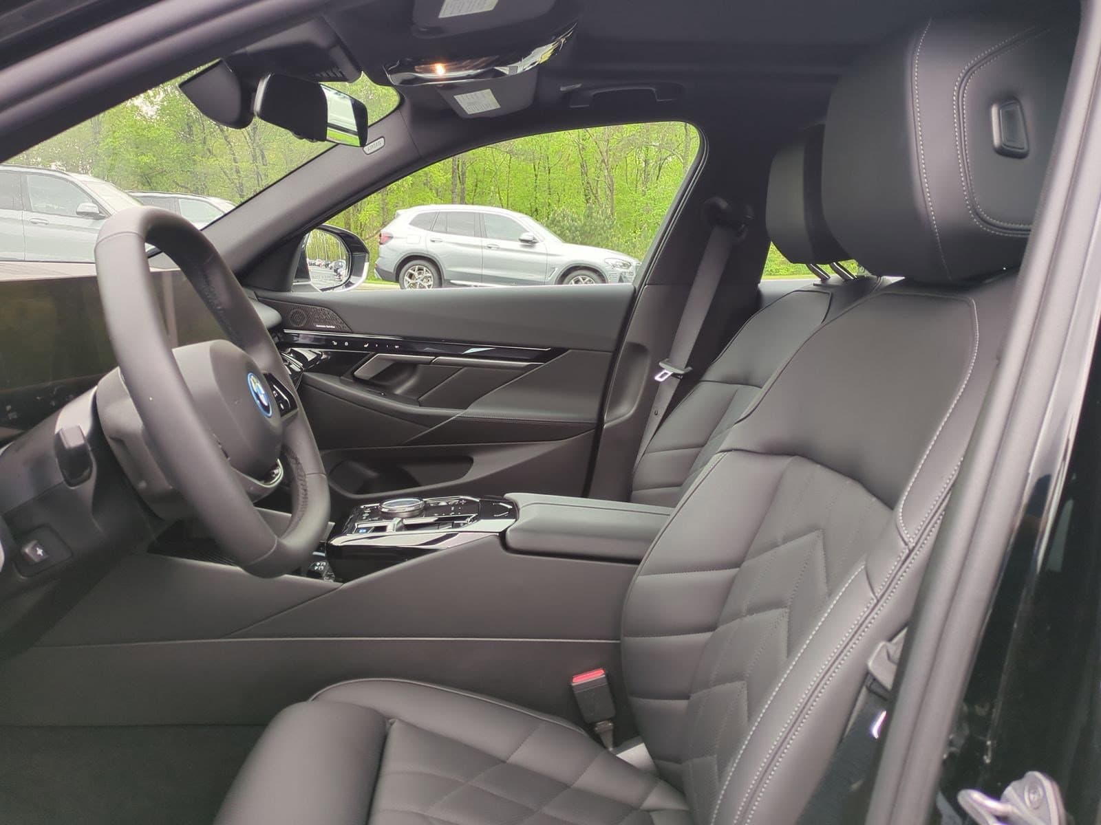 Vehicle photo 14