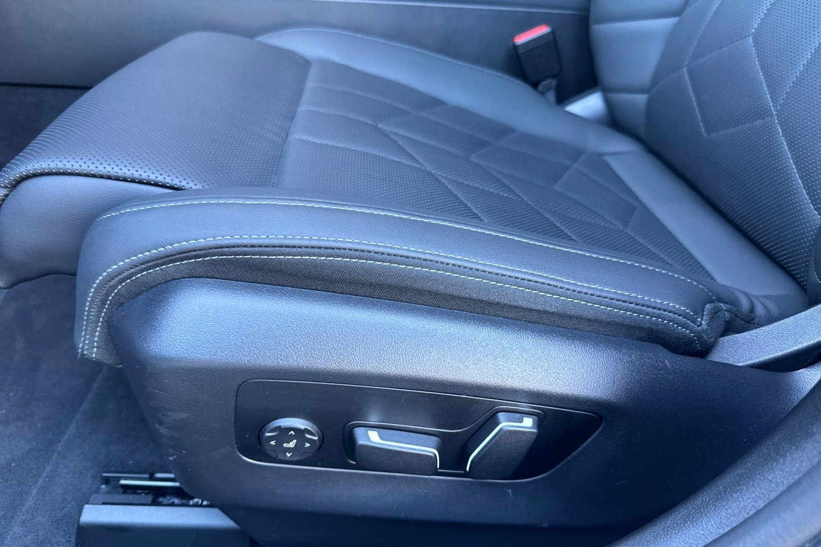 Vehicle photo 12