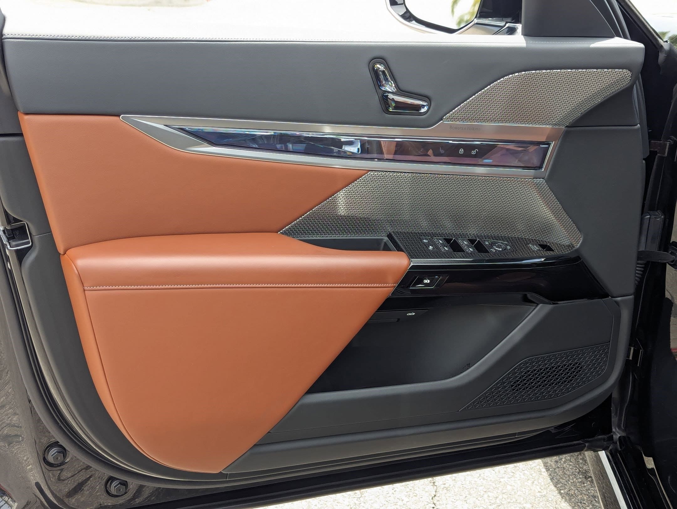Vehicle photo 12