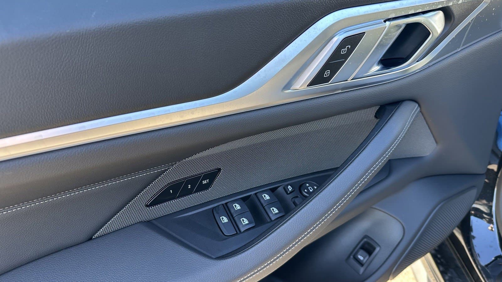 Vehicle photo 12