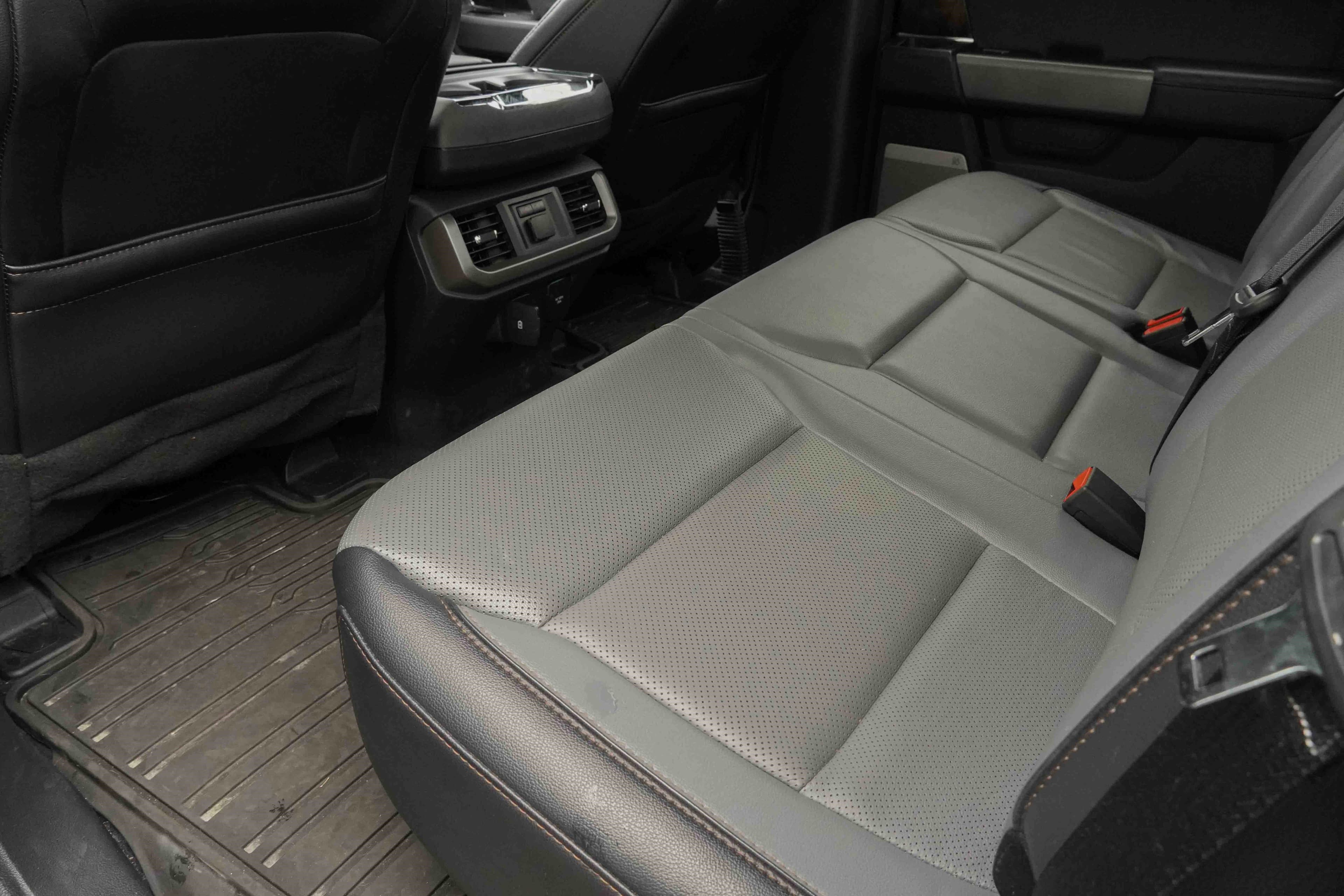 Vehicle photo 28