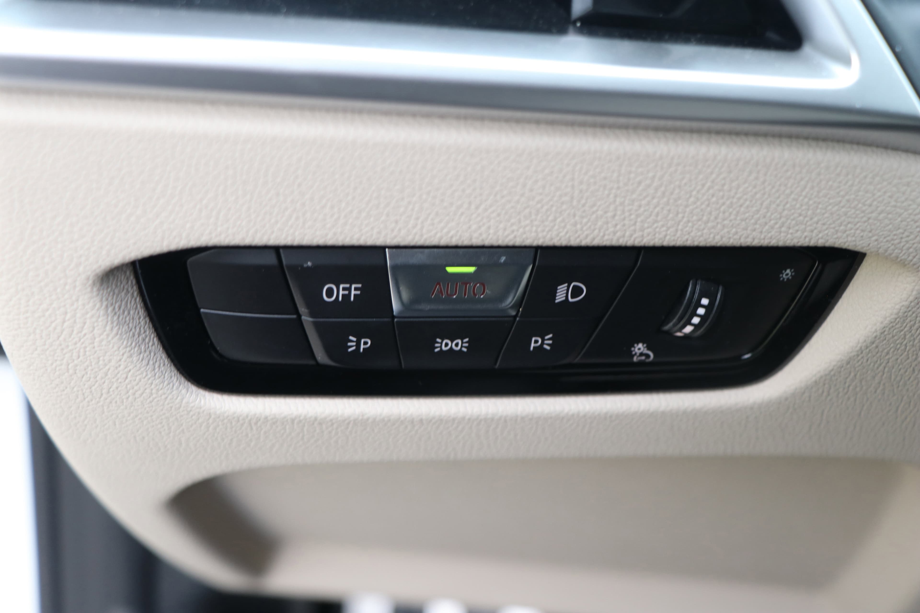 Vehicle photo 23