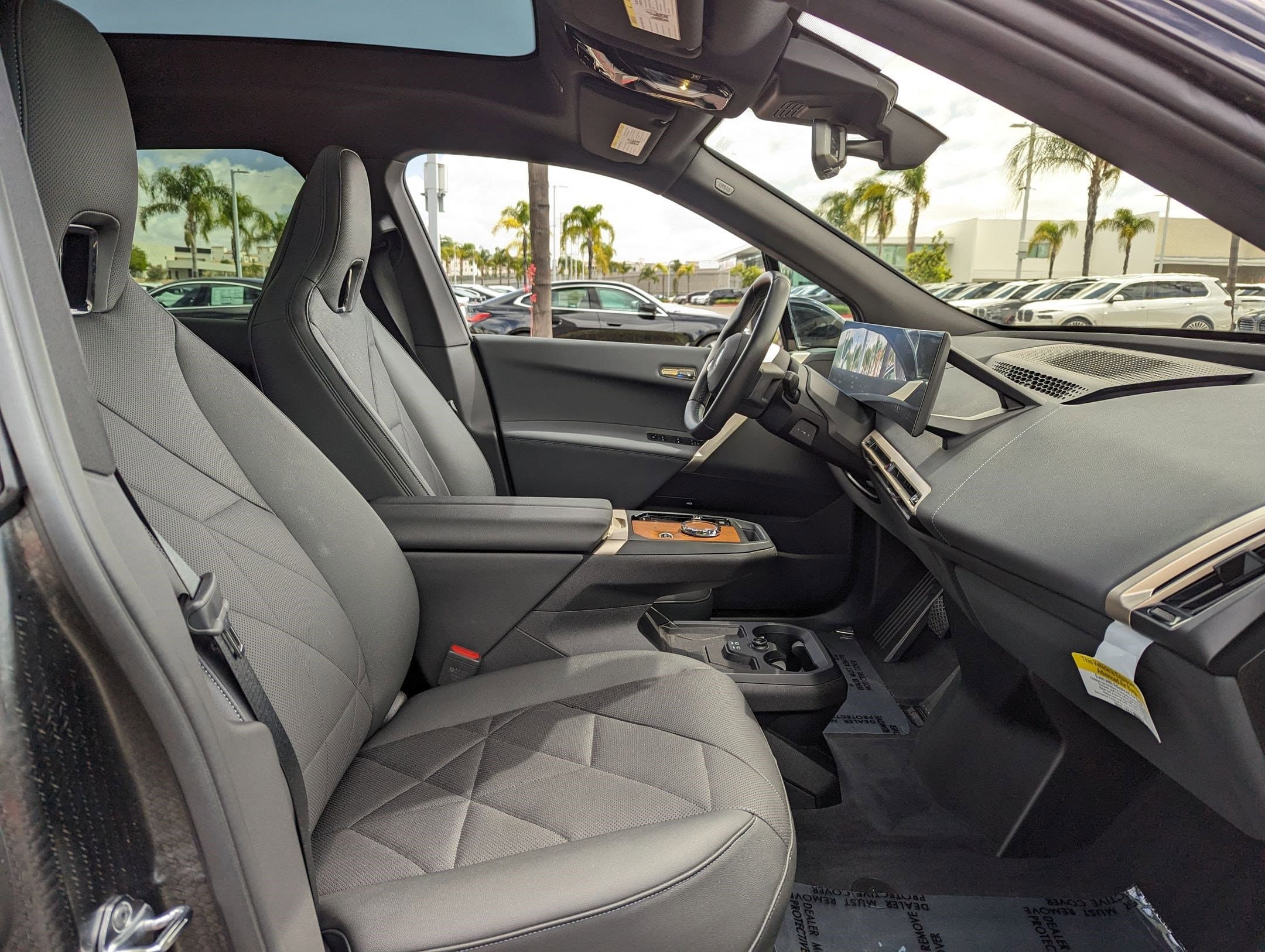 Vehicle photo 32