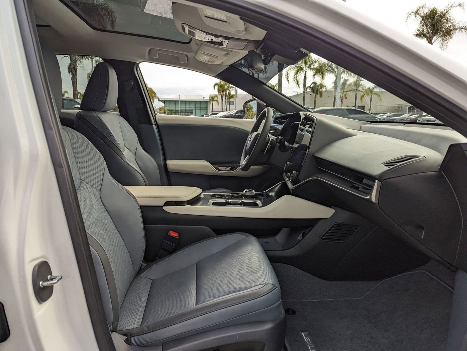 Vehicle photo 30
