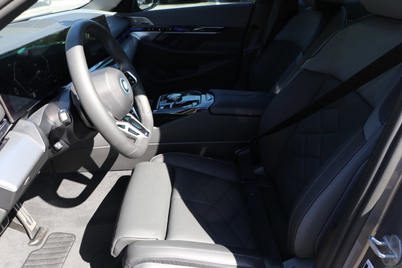 Vehicle photo 13