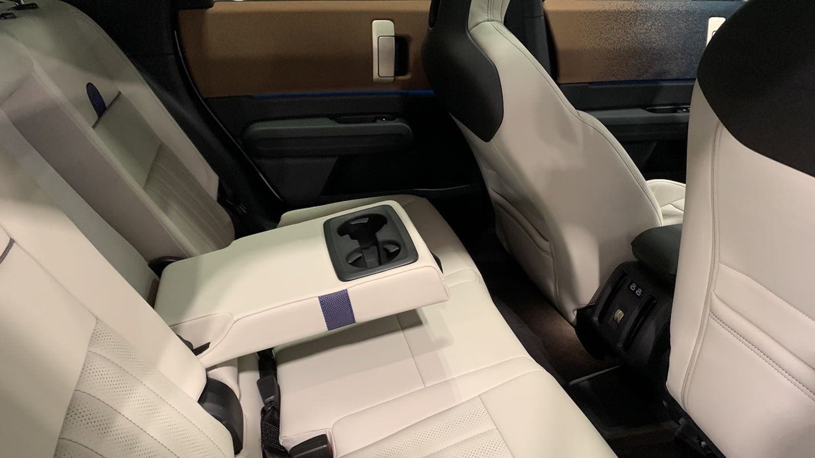 Vehicle photo 27