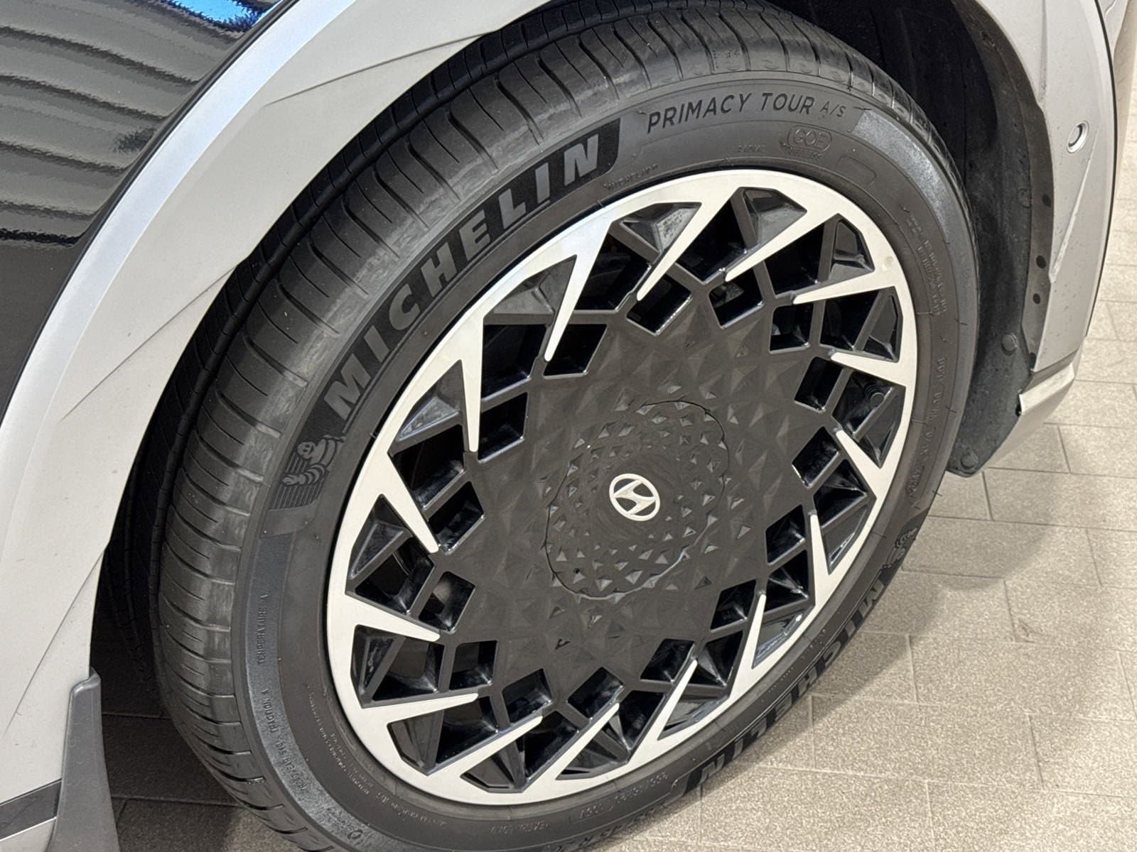 Vehicle photo 25