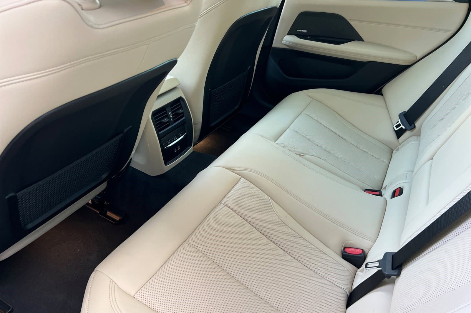 Vehicle photo 13
