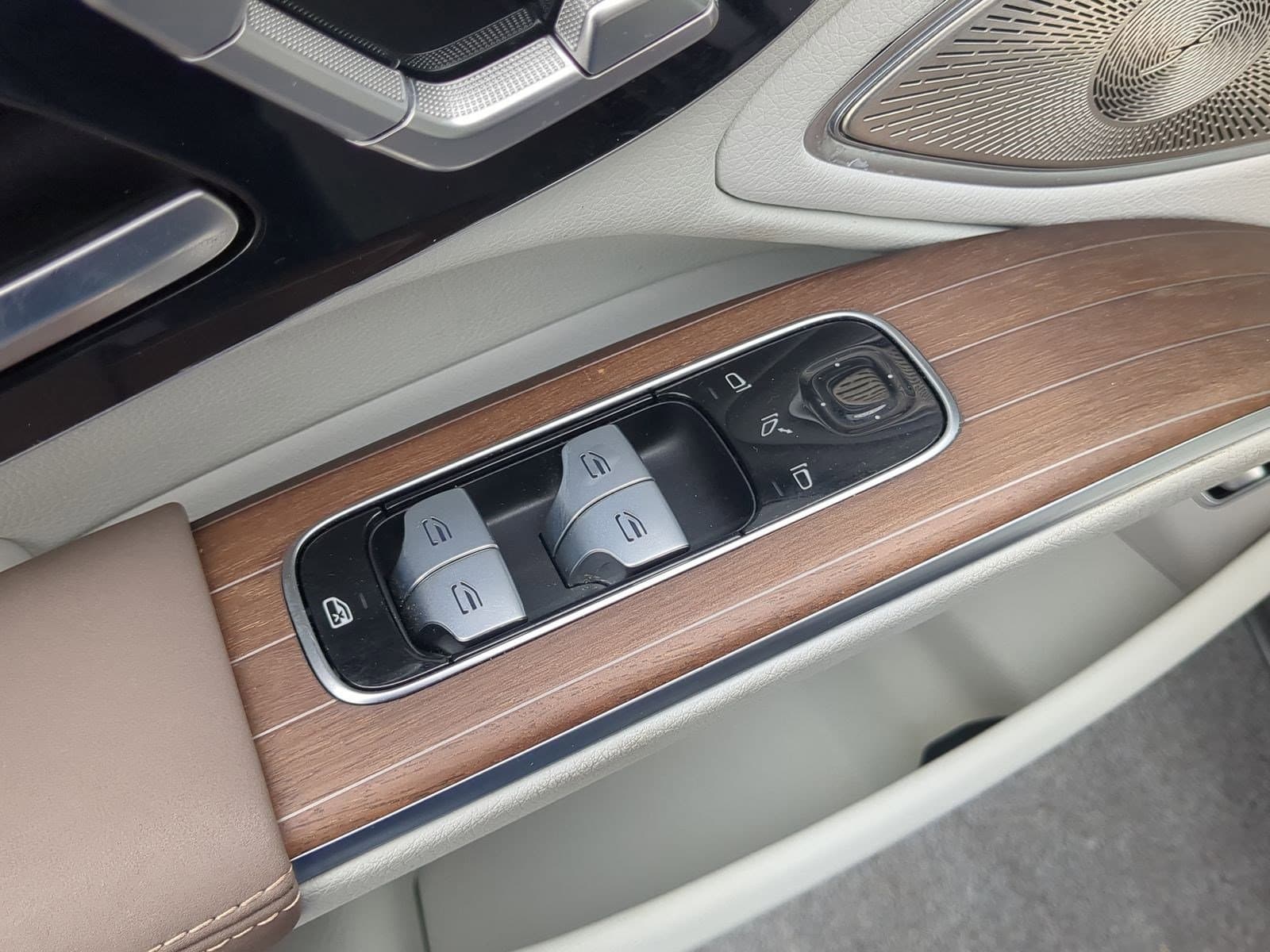 Vehicle photo 13