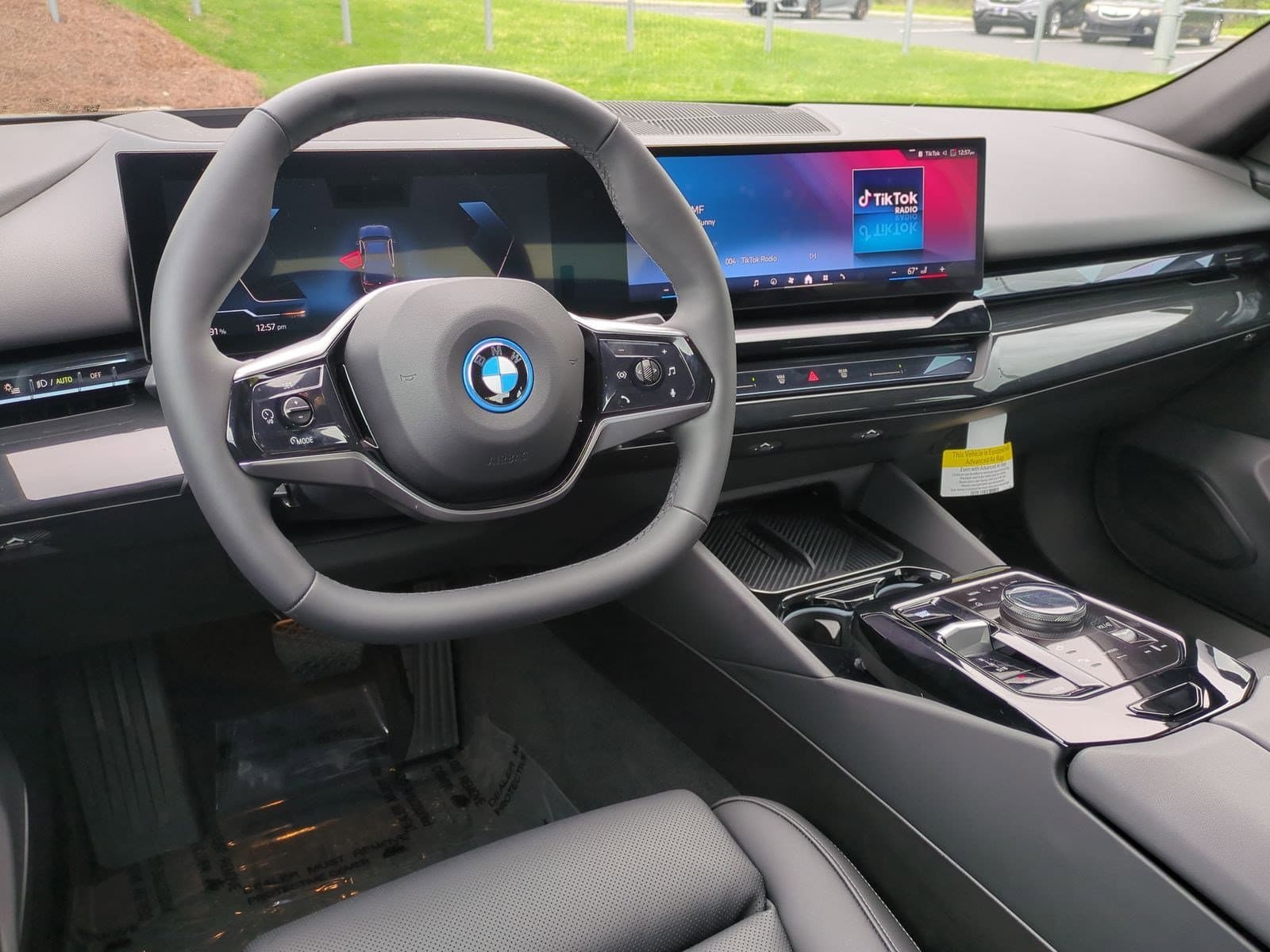 Vehicle photo 27