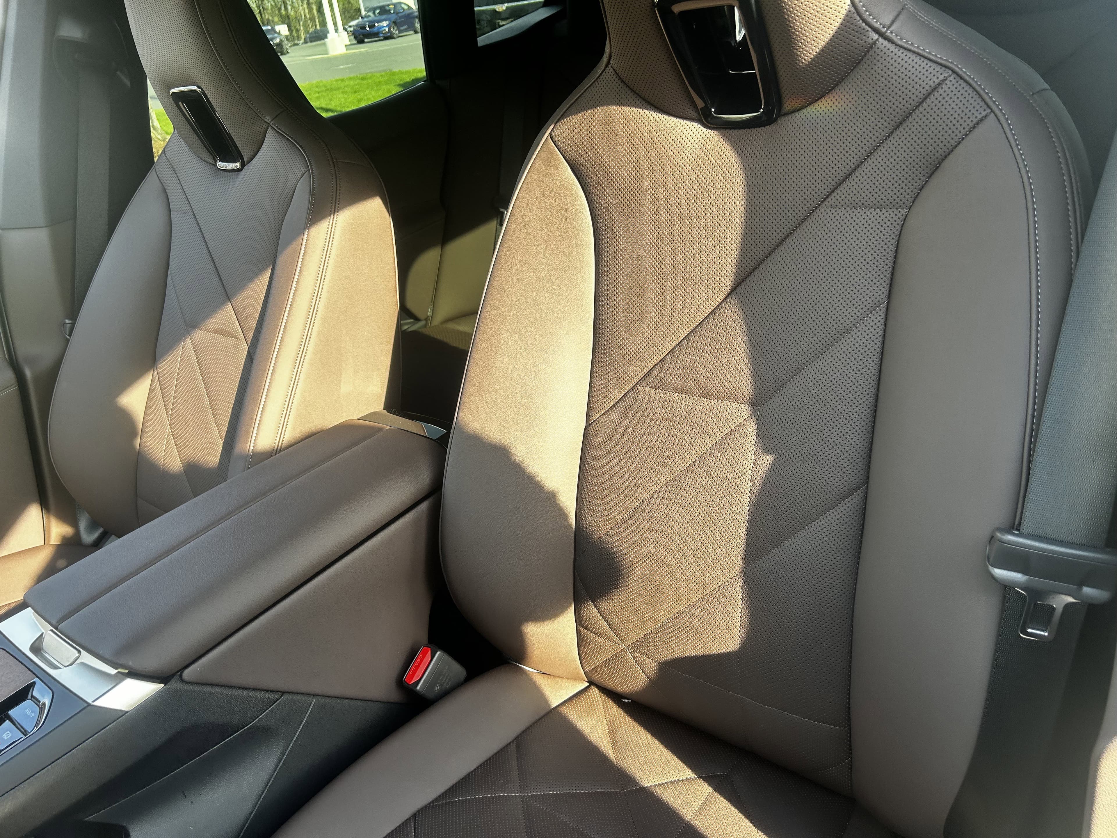 Vehicle photo 23