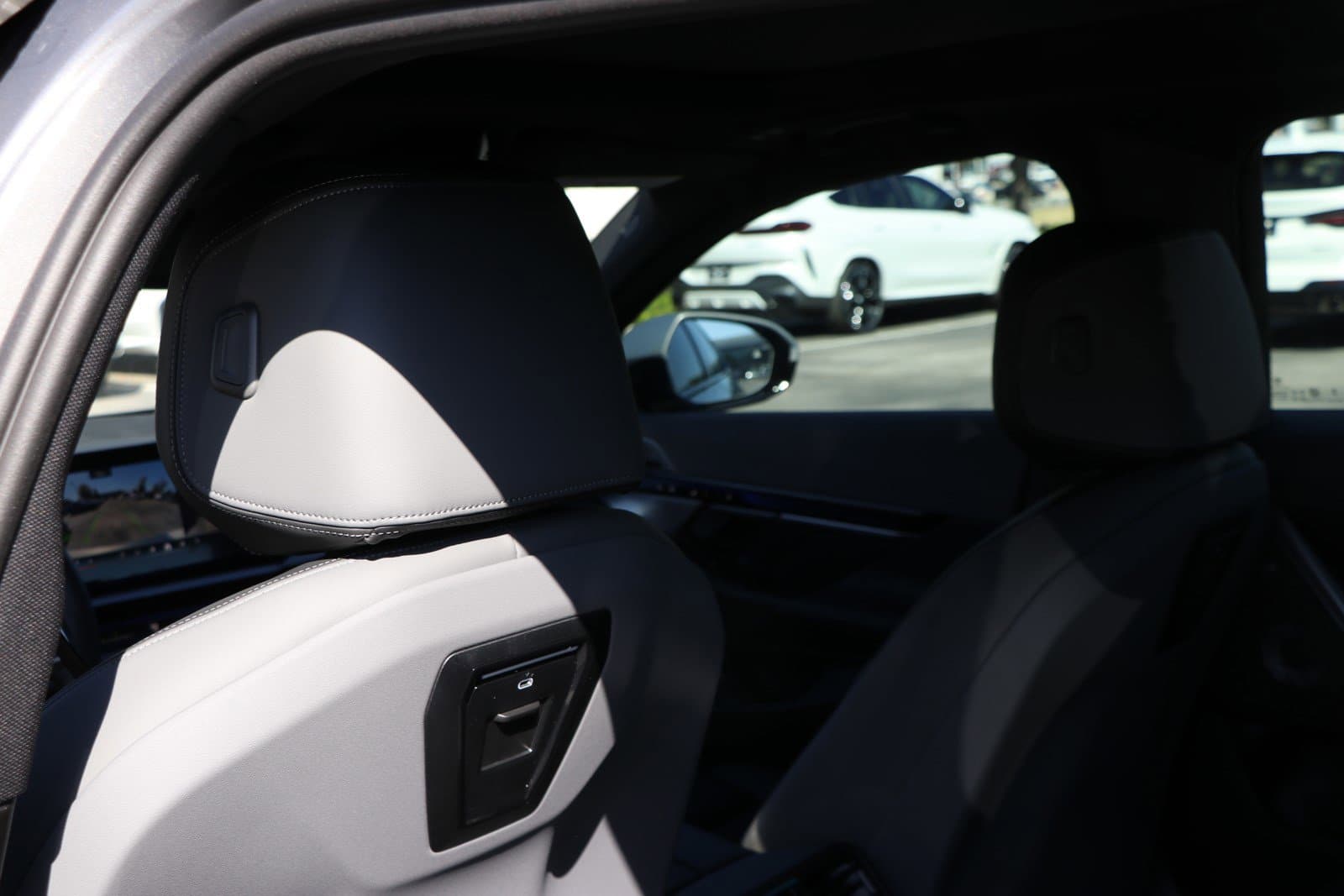 Vehicle photo 32