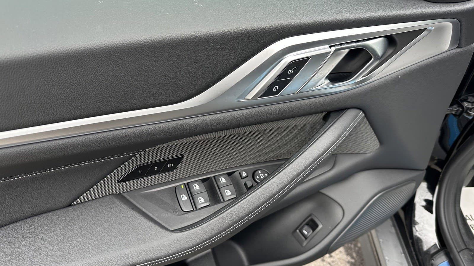 Vehicle photo 12