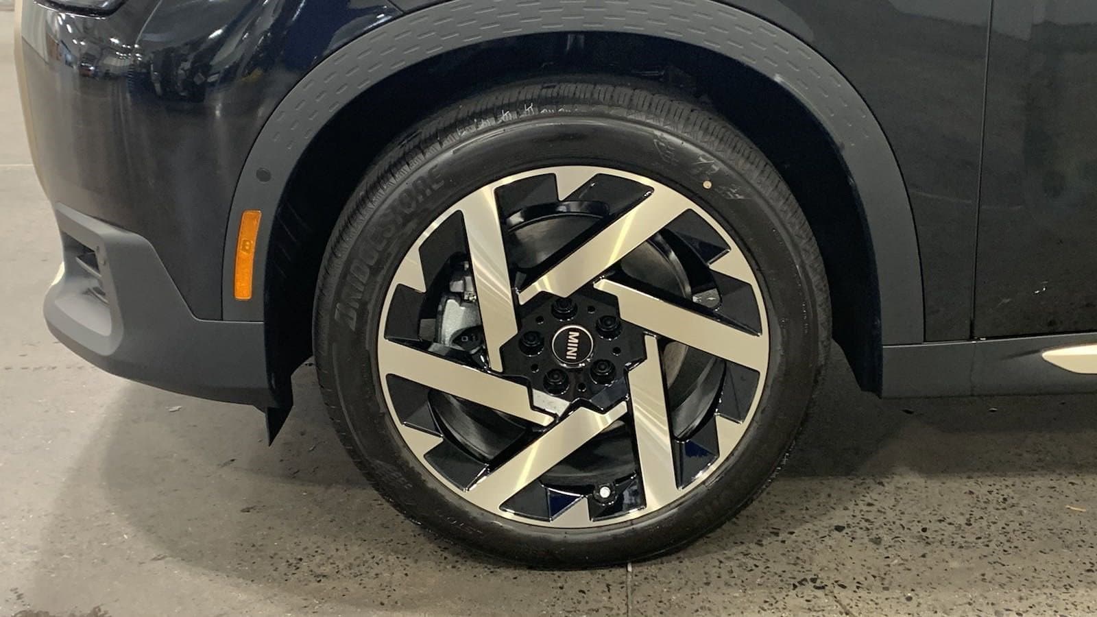 Vehicle photo 8