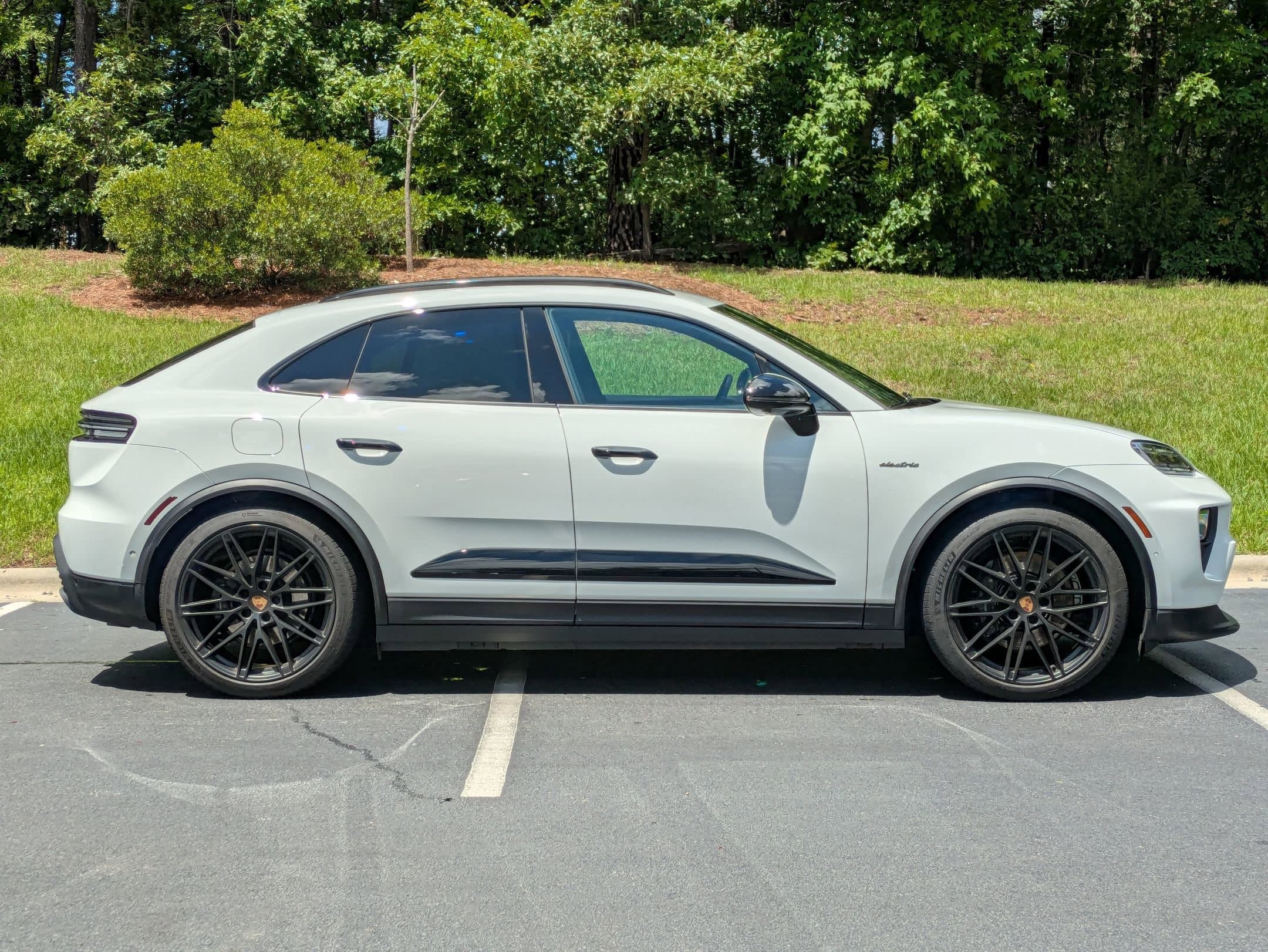 Vehicle photo 23