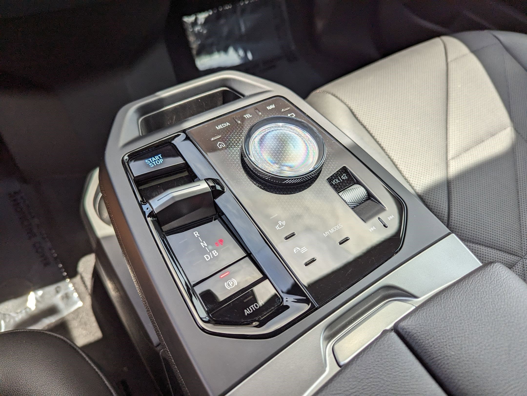 Vehicle photo 25