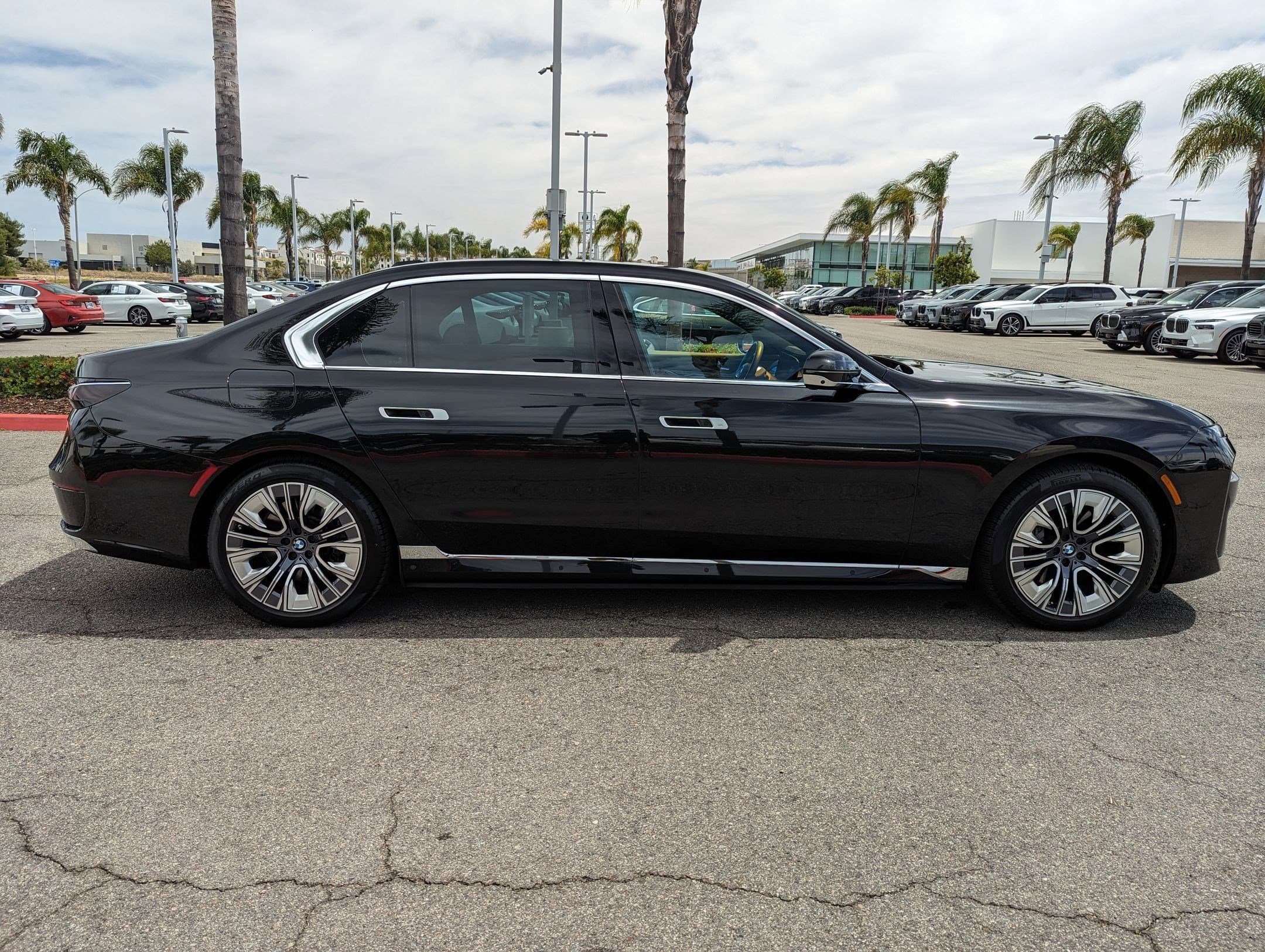 Vehicle photo 9