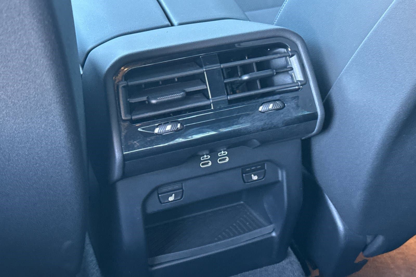 Vehicle photo 14