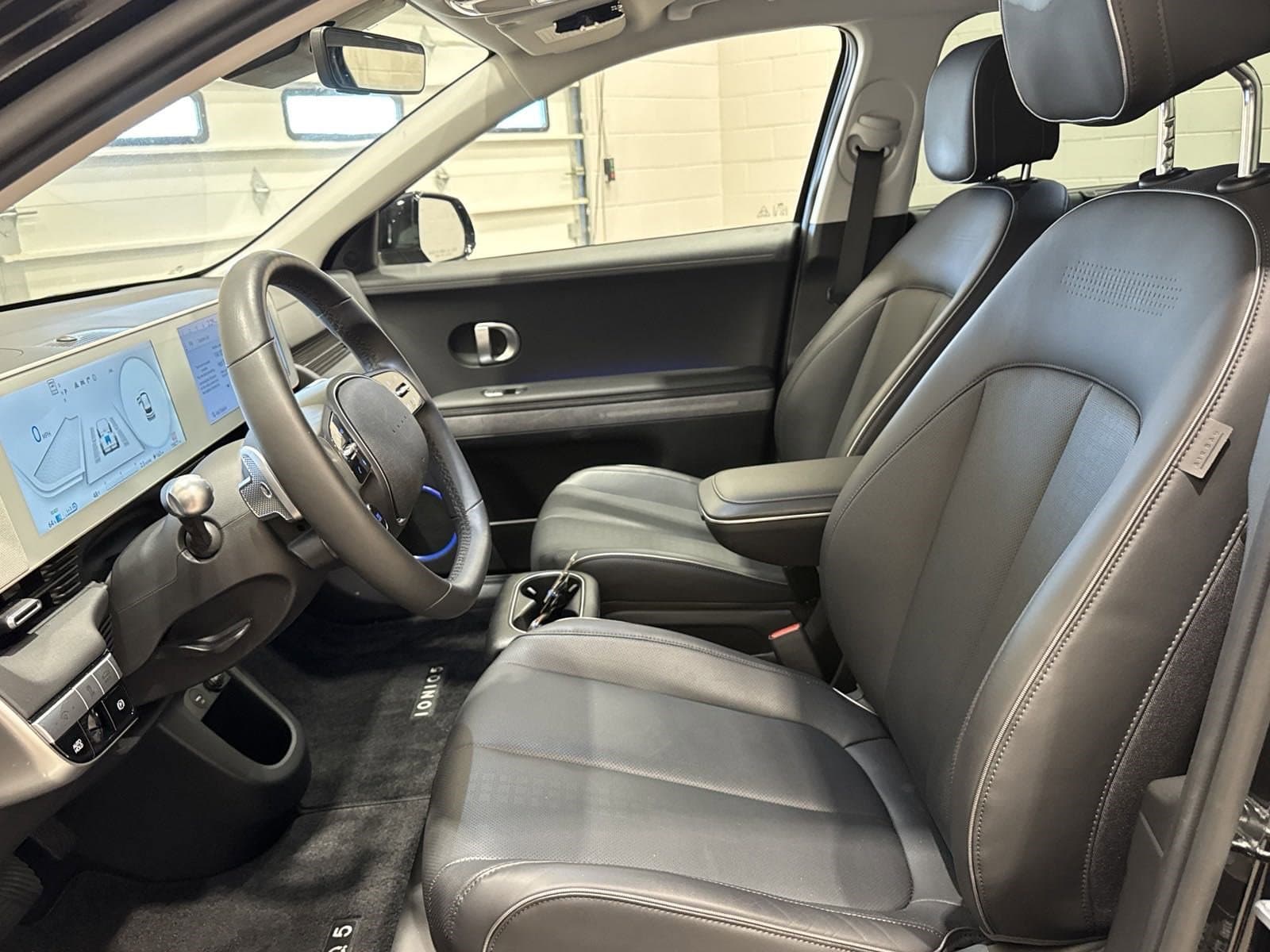 Vehicle photo 12