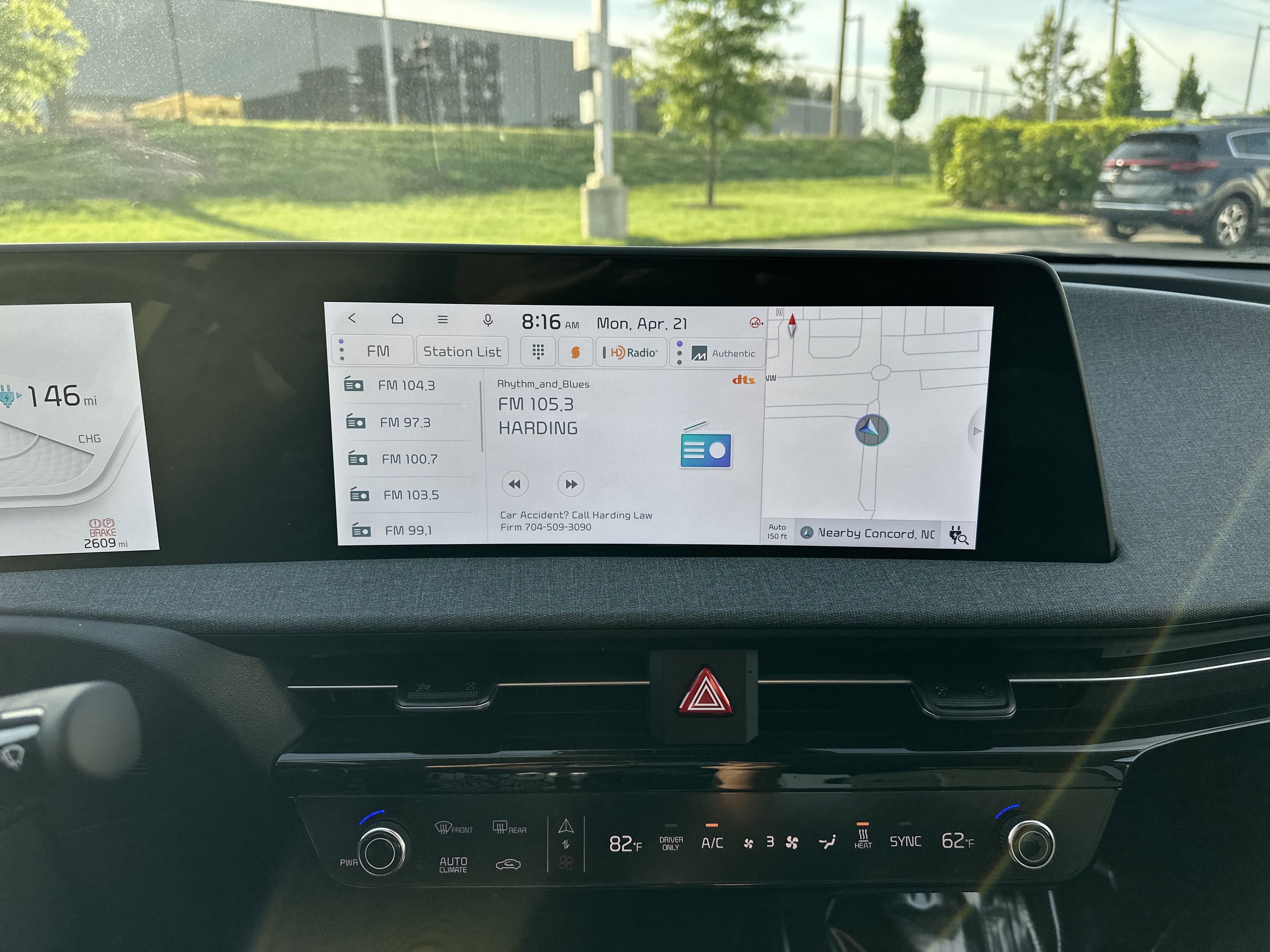 Vehicle photo 28