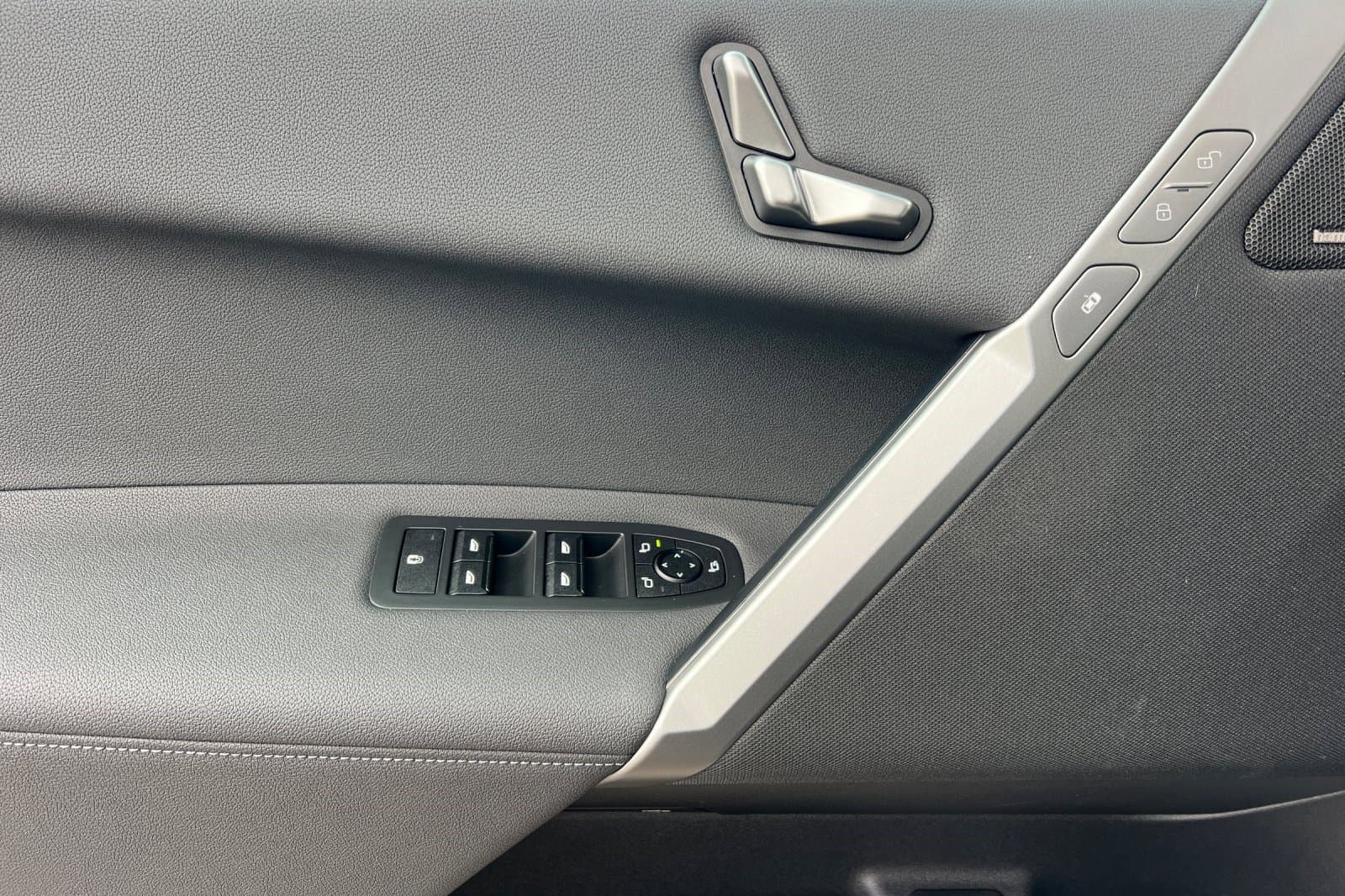 Vehicle photo 10