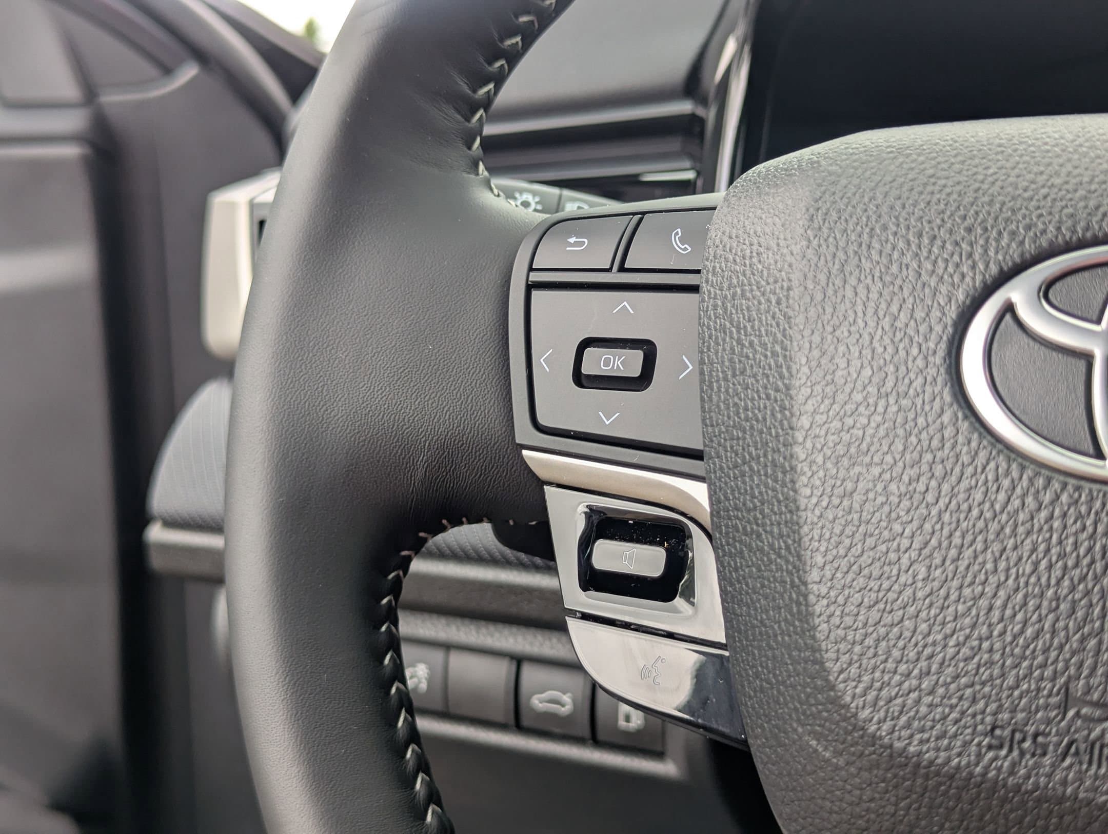 Vehicle photo 19