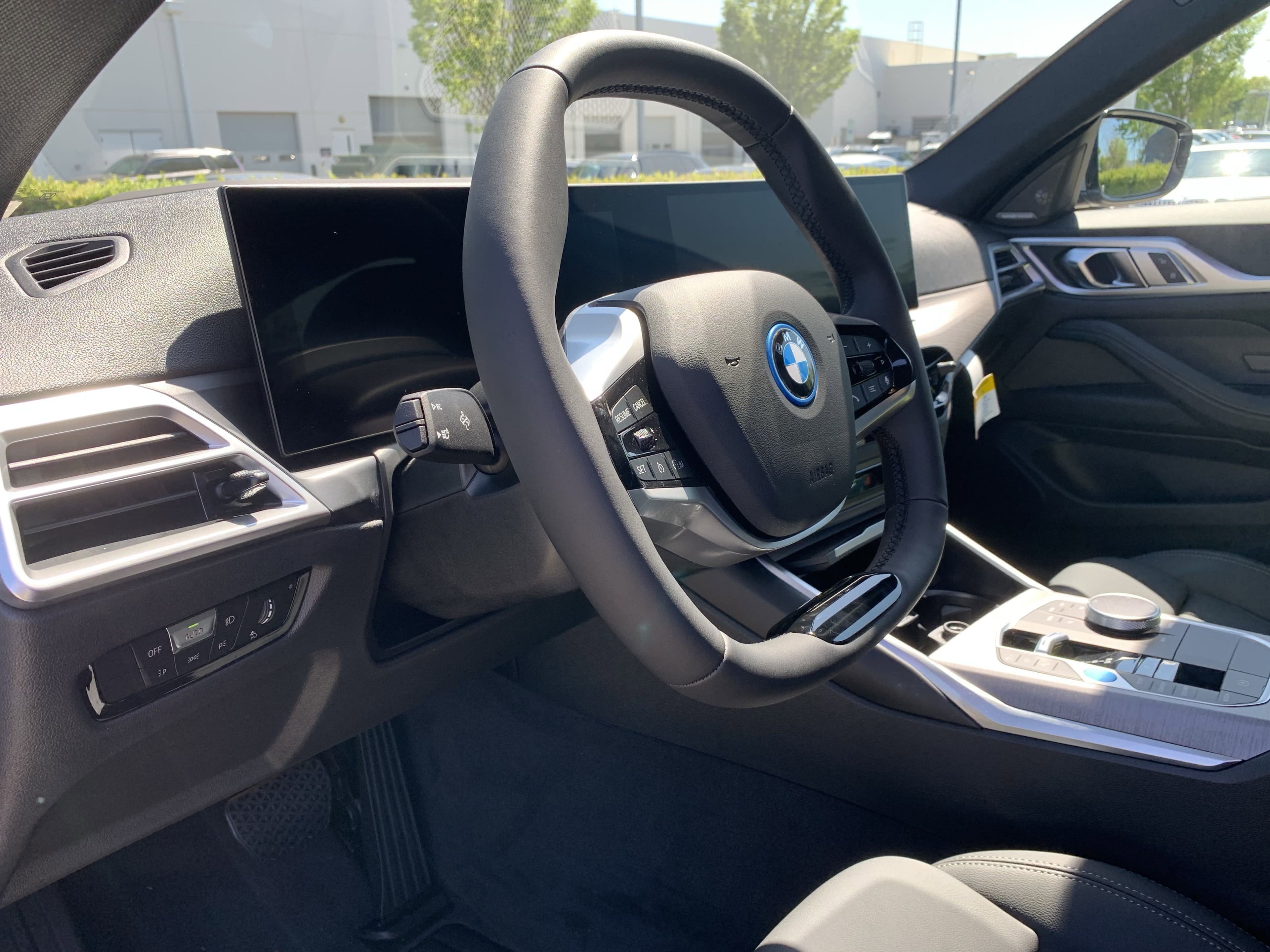 Vehicle photo 14