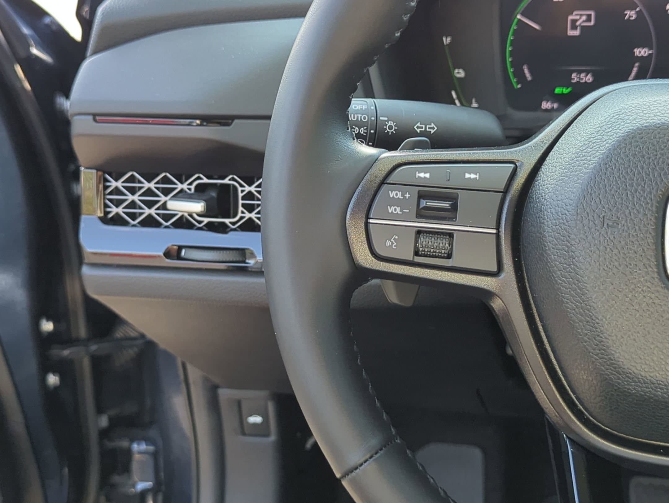 Vehicle photo 17