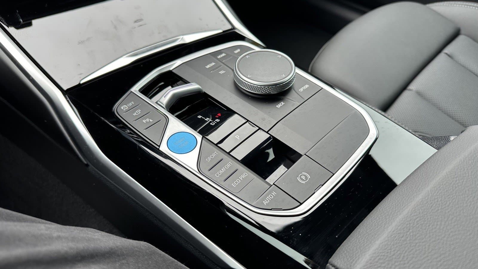 Vehicle photo 23