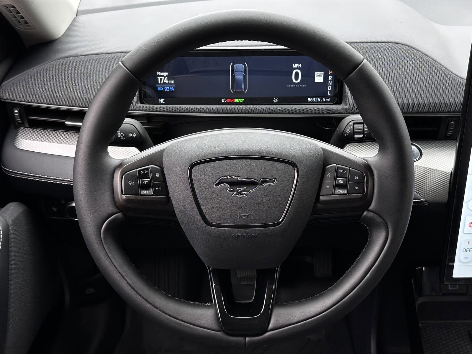 Vehicle photo 14