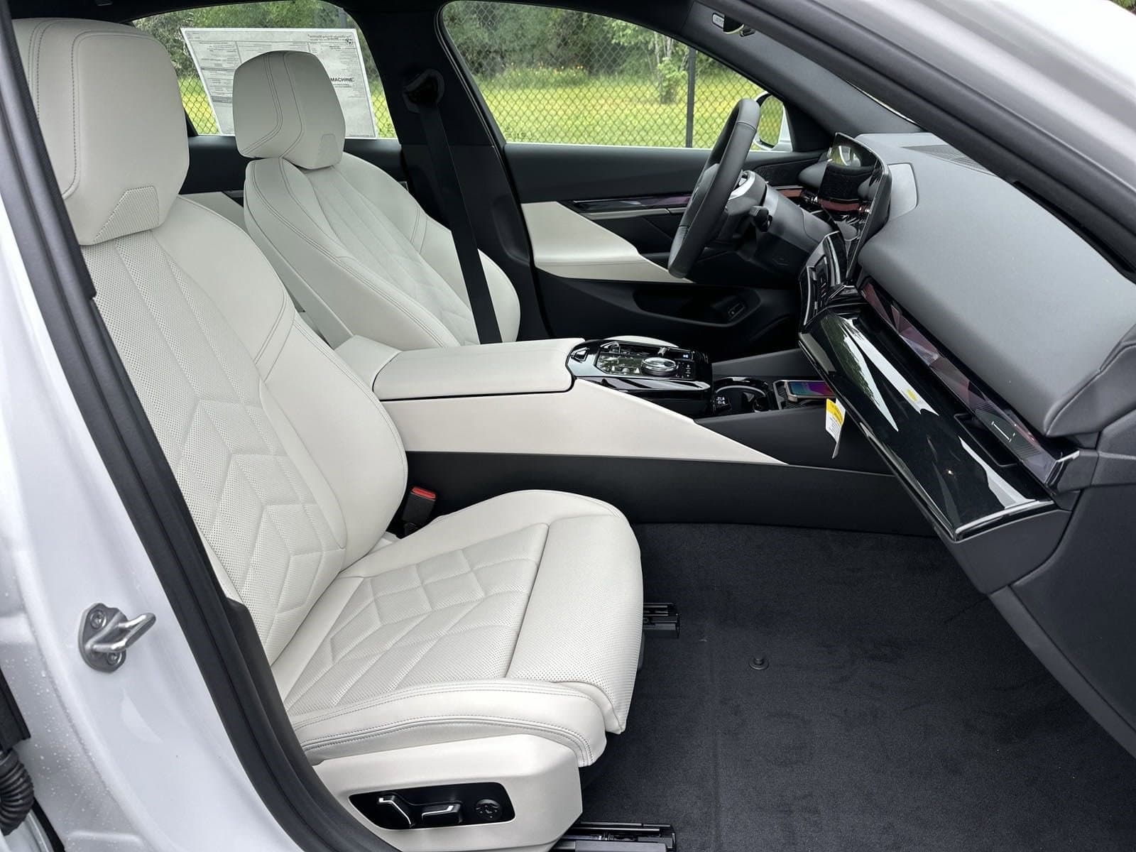 Vehicle photo 19