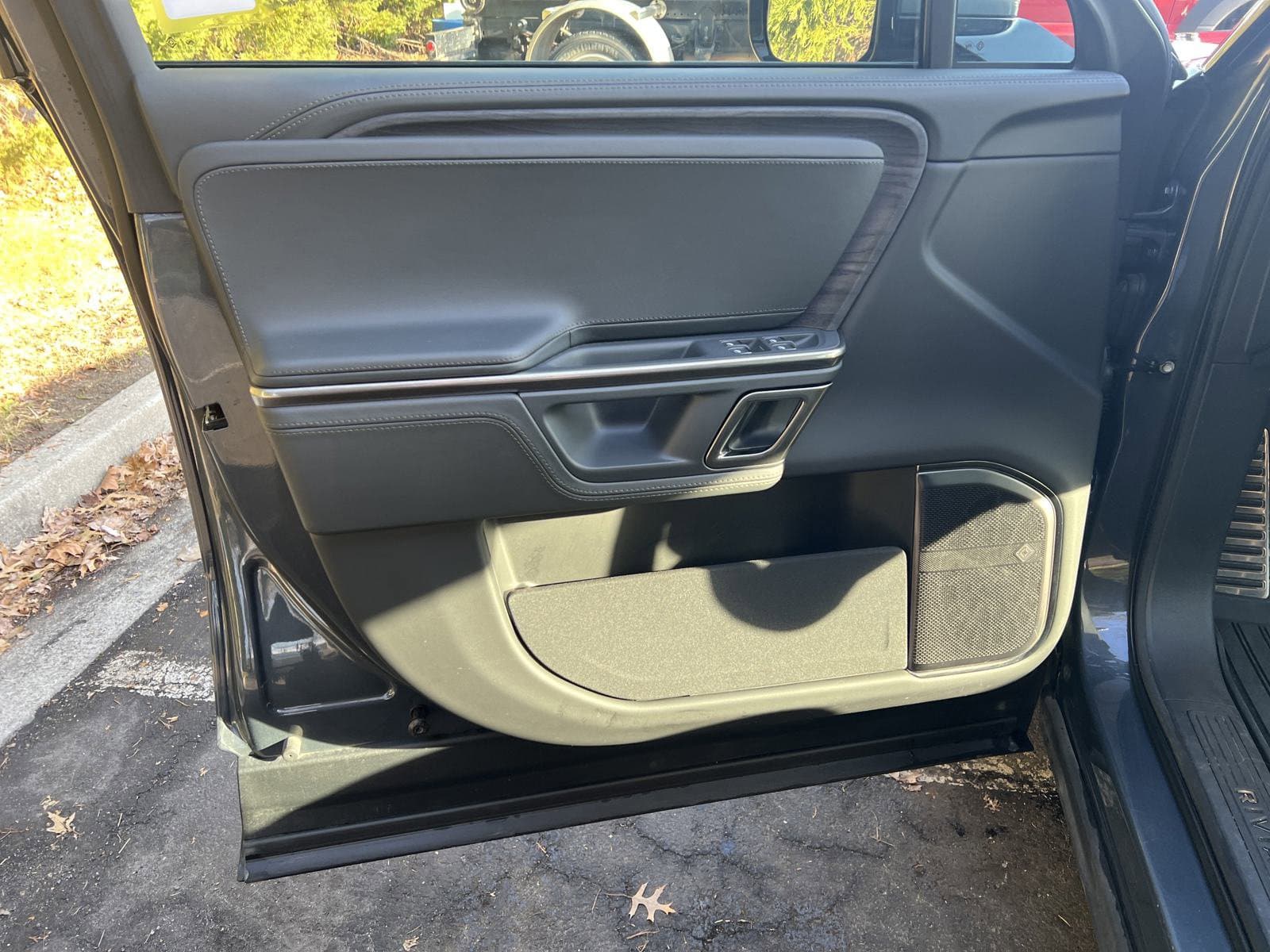 Vehicle photo 12