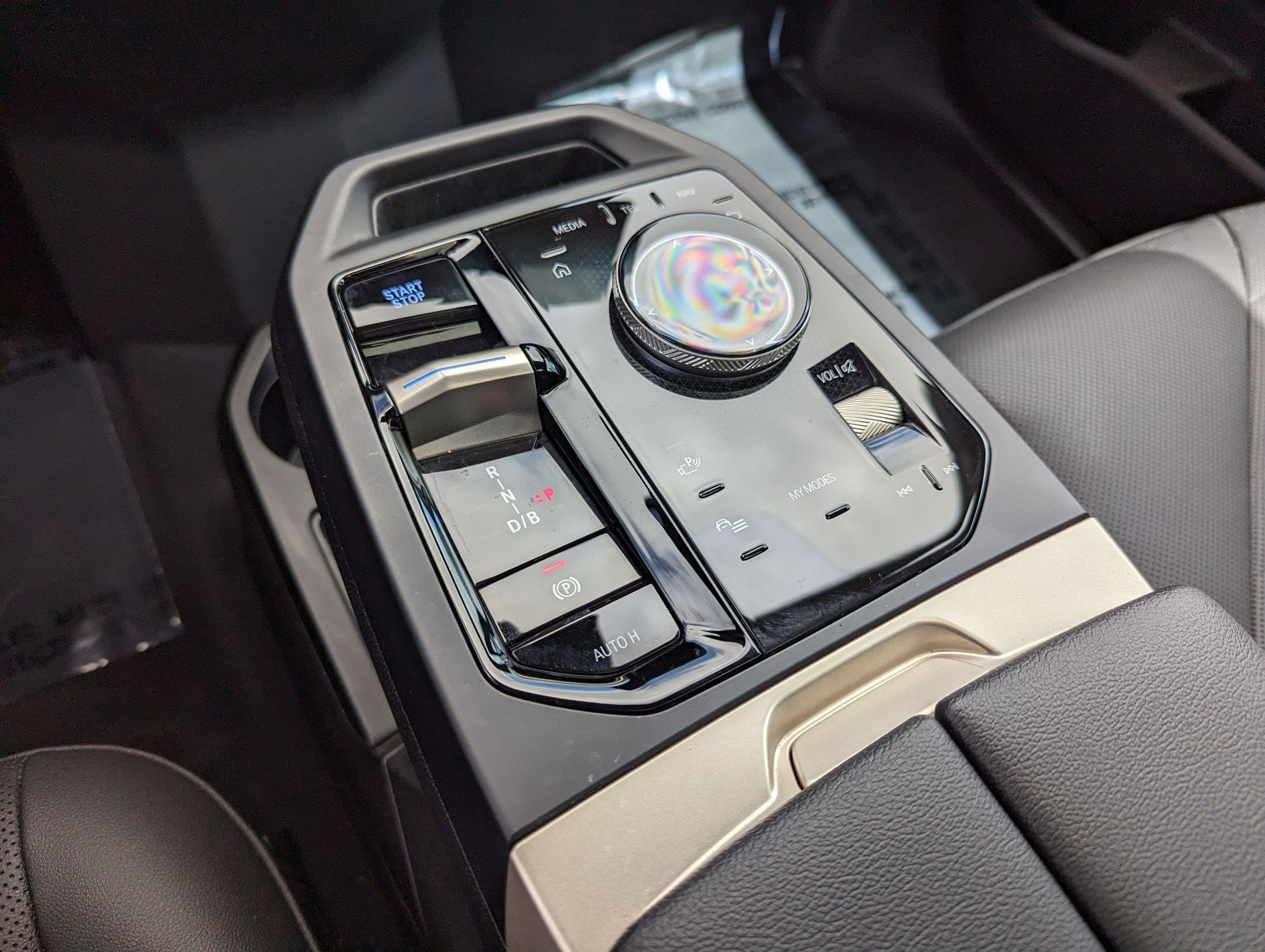 Vehicle photo 25
