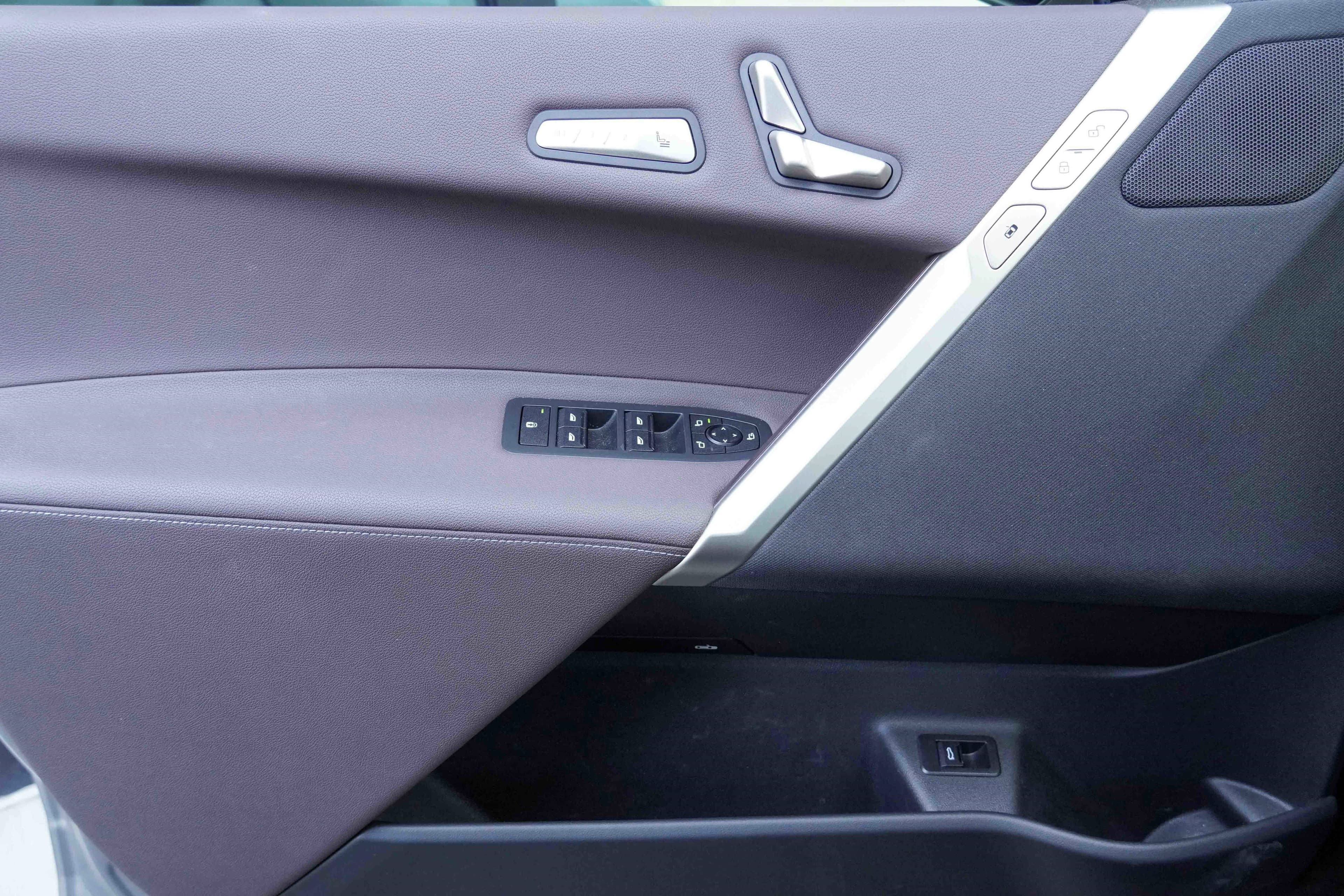 Vehicle photo 26