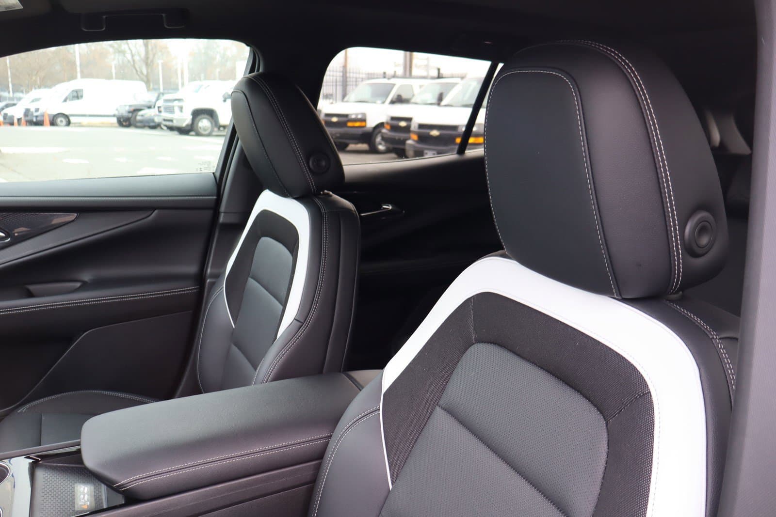 Vehicle photo 16
