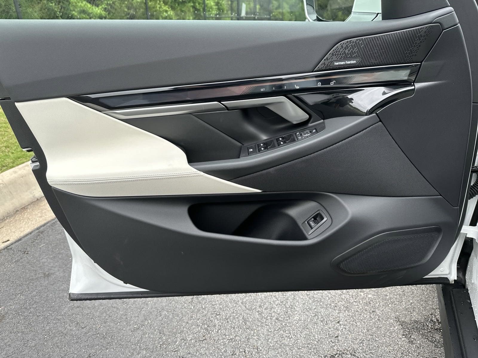 Vehicle photo 11