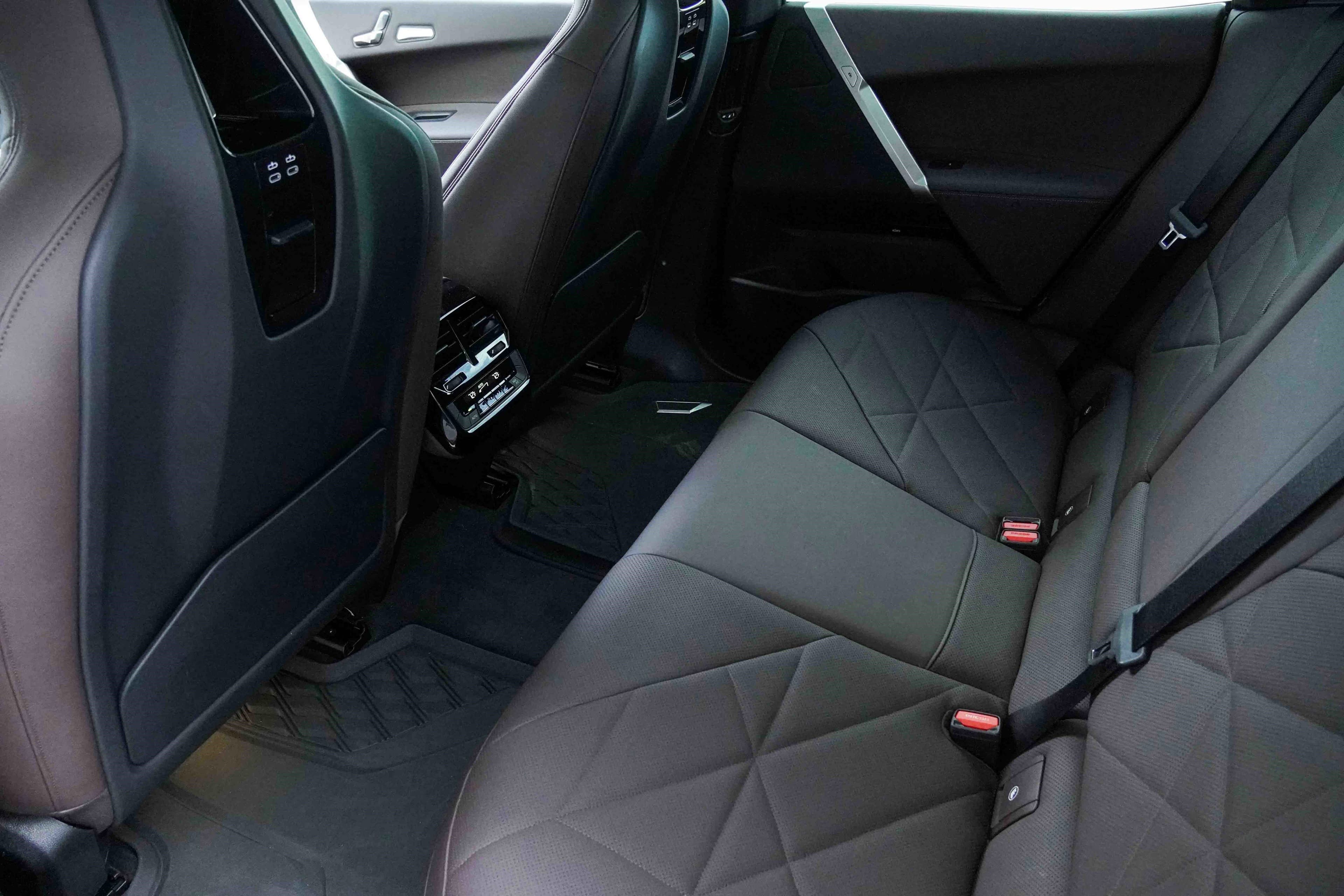 Vehicle photo 31