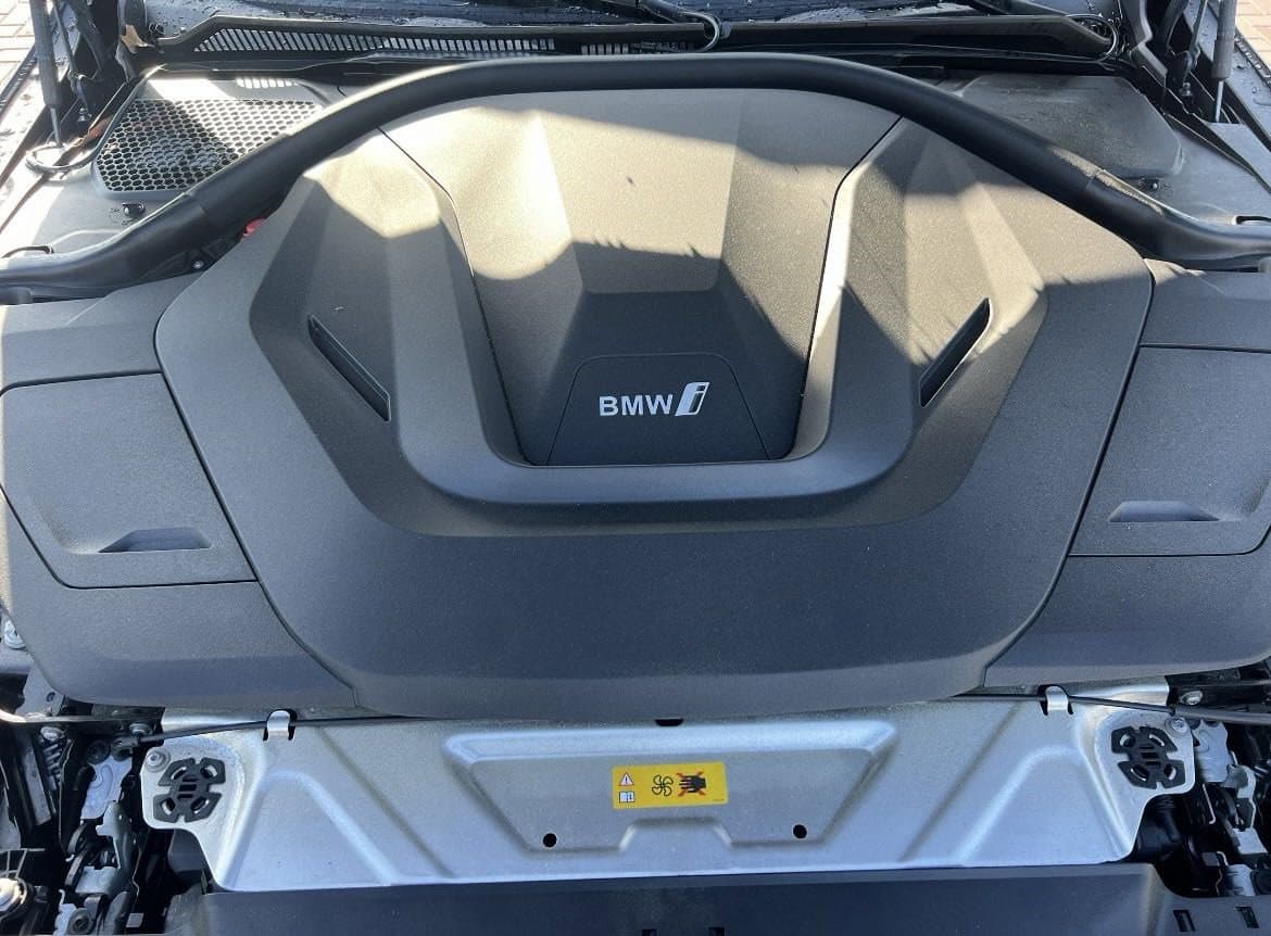 Vehicle photo 32