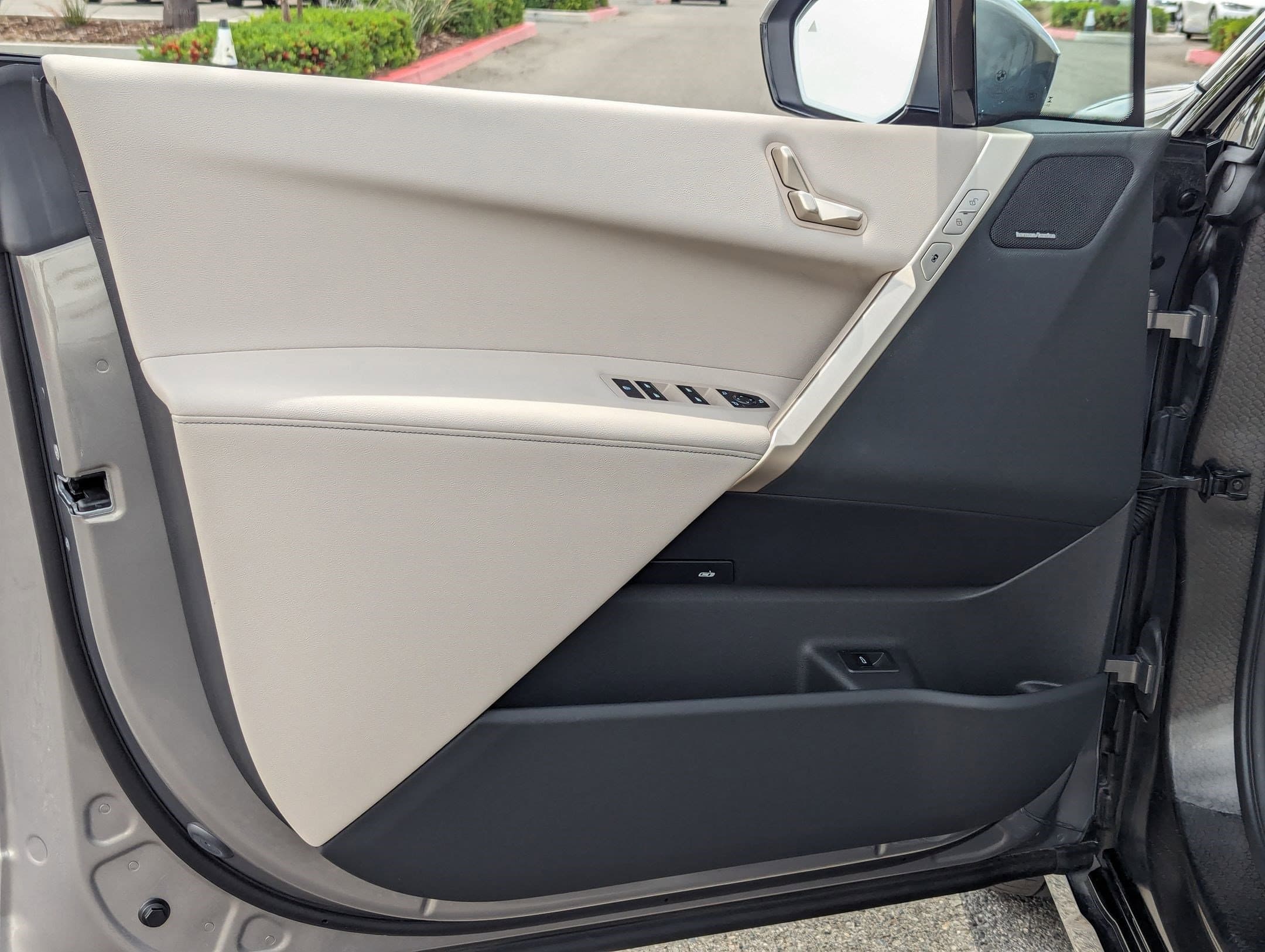 Vehicle photo 12