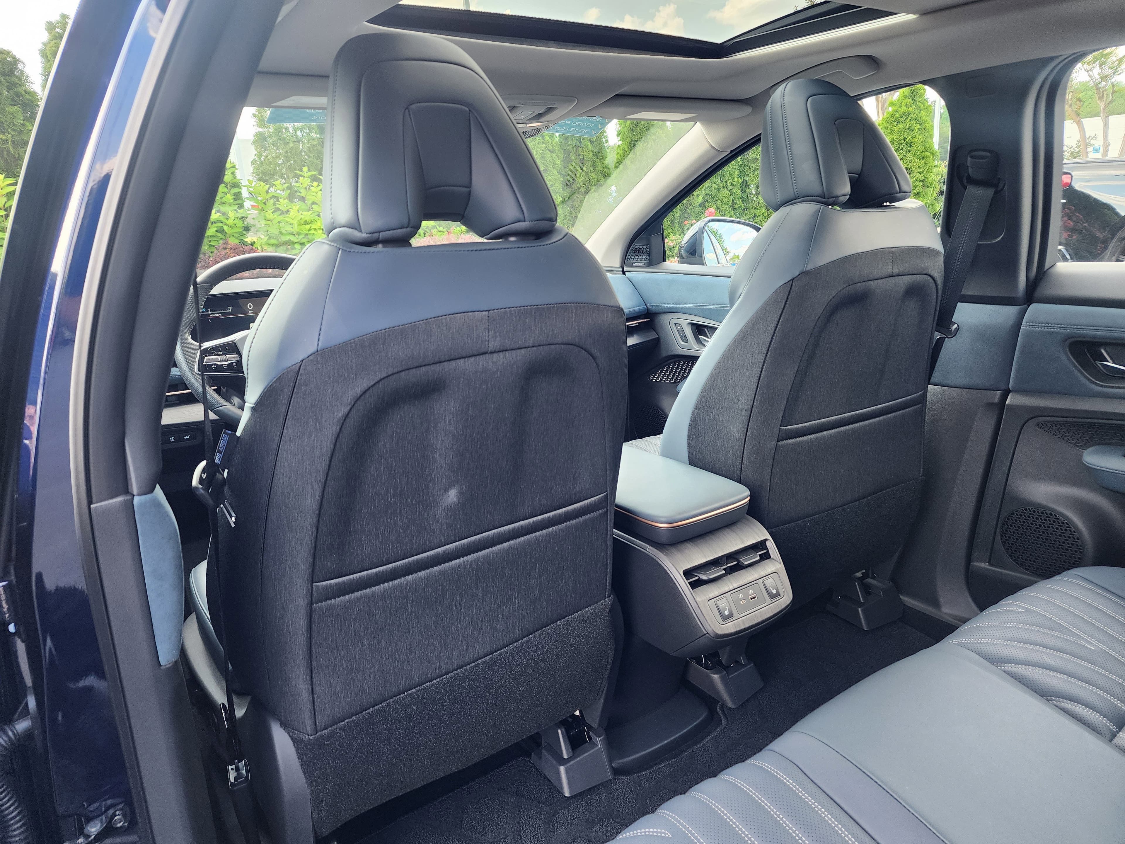 Vehicle photo 14
