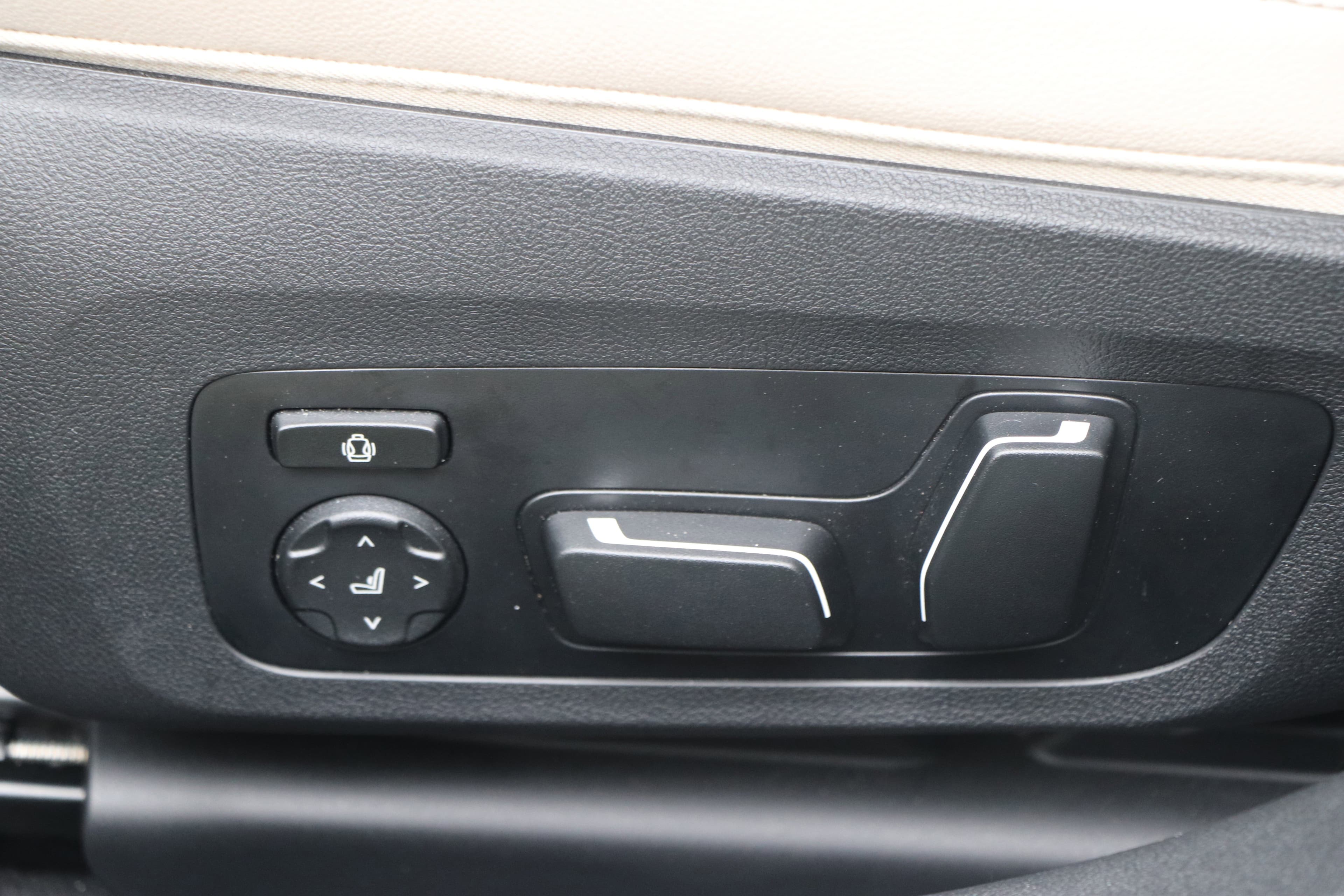 Vehicle photo 26