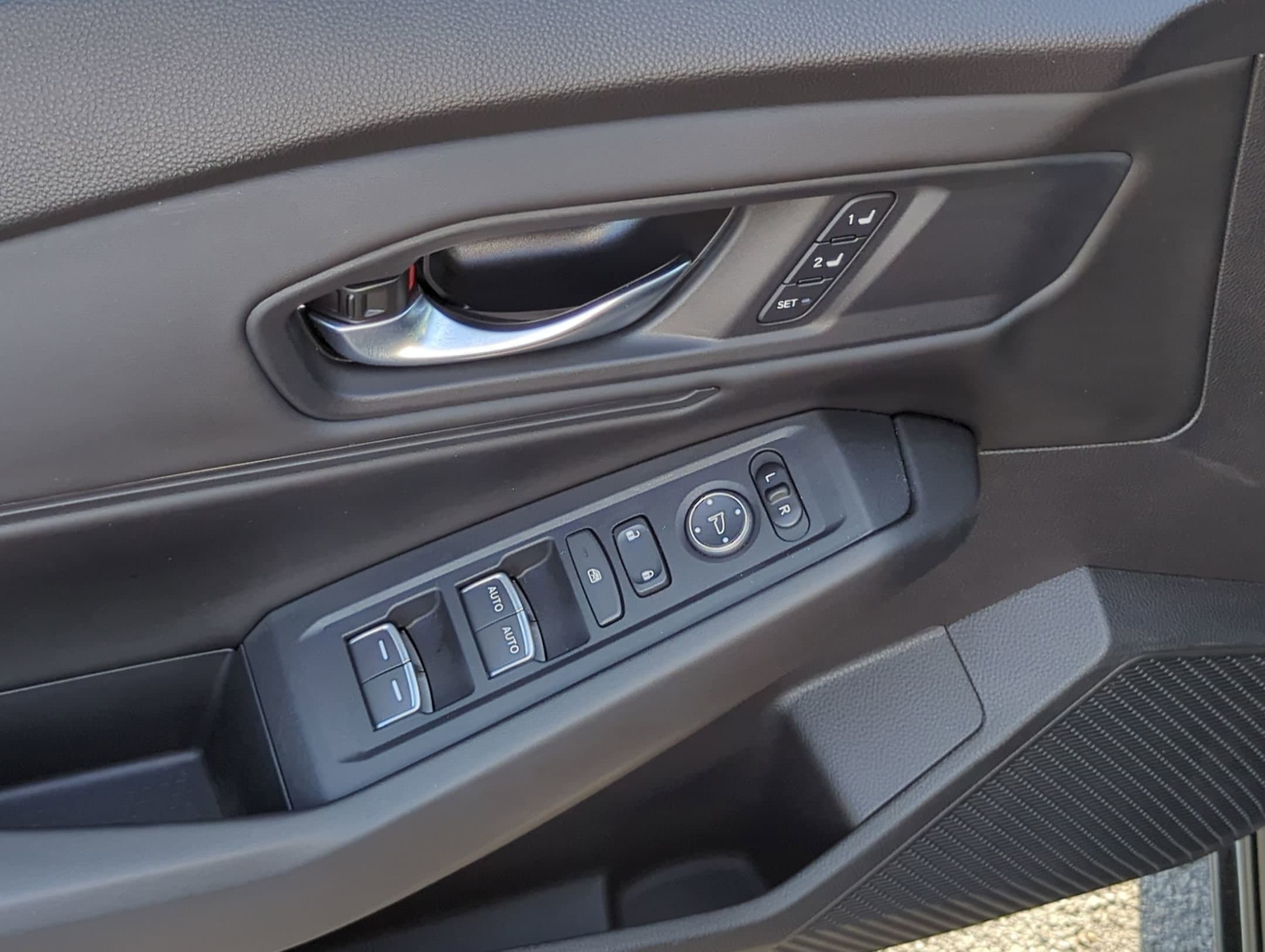 Vehicle photo 13