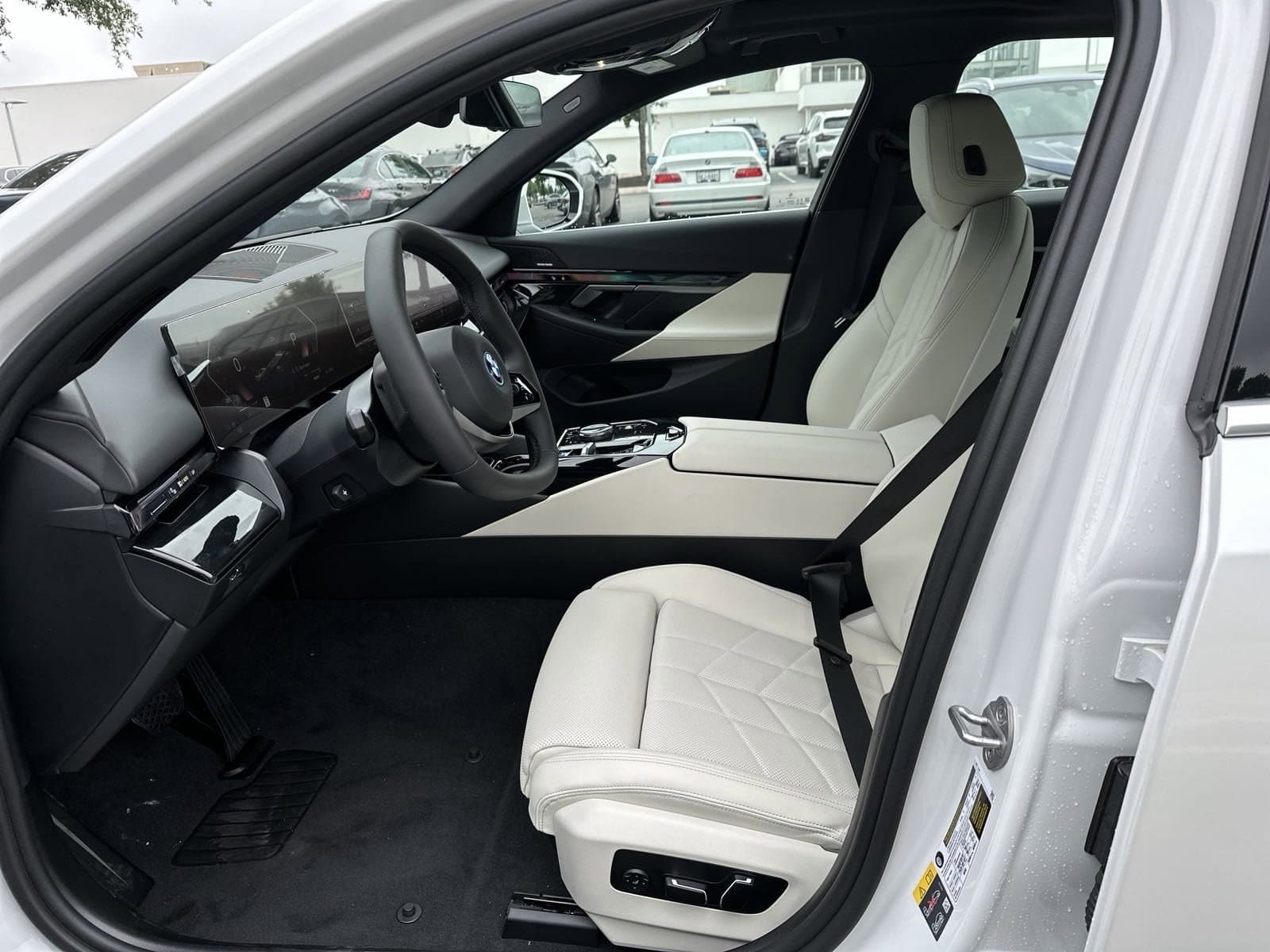 Vehicle photo 13