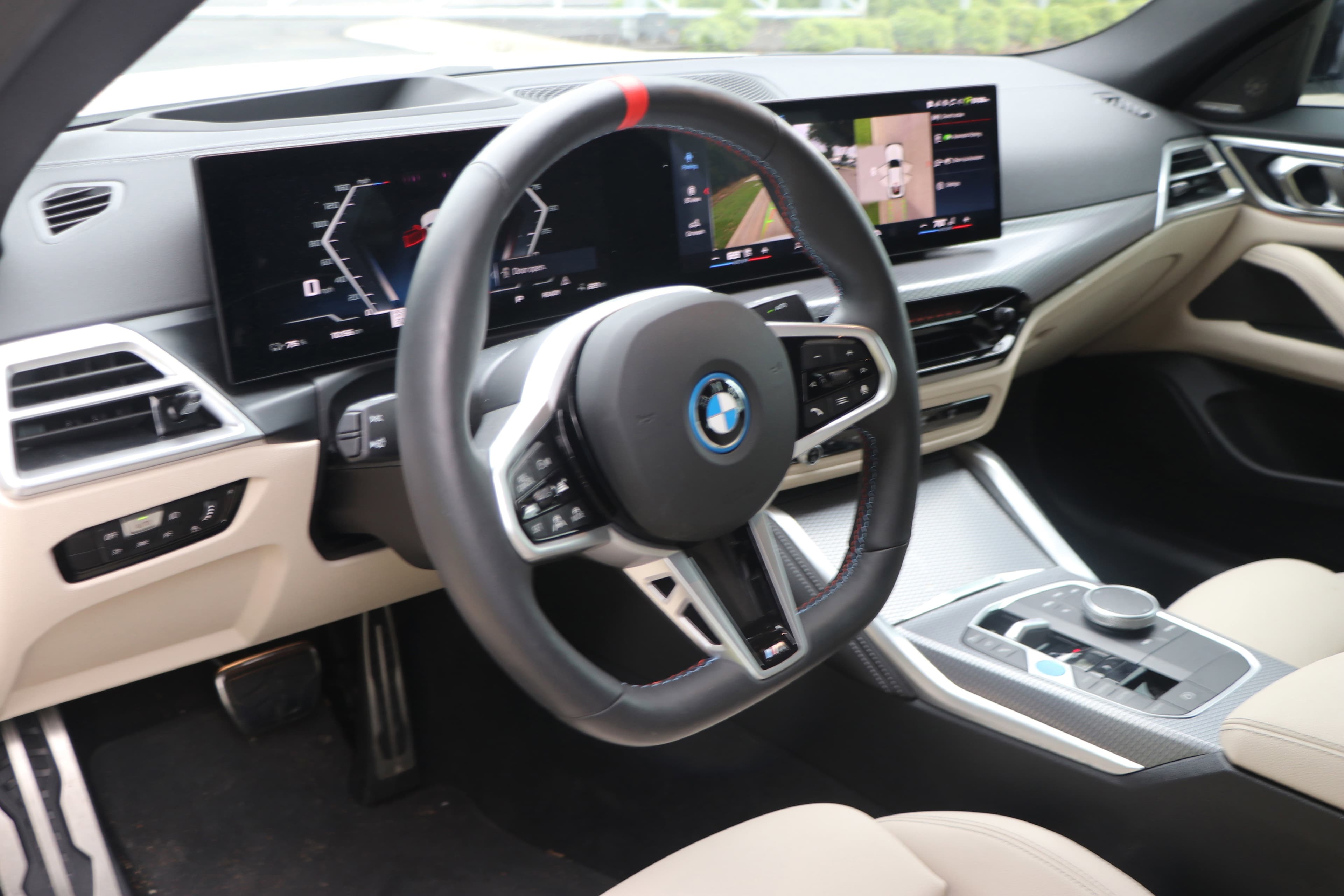 Vehicle photo 12