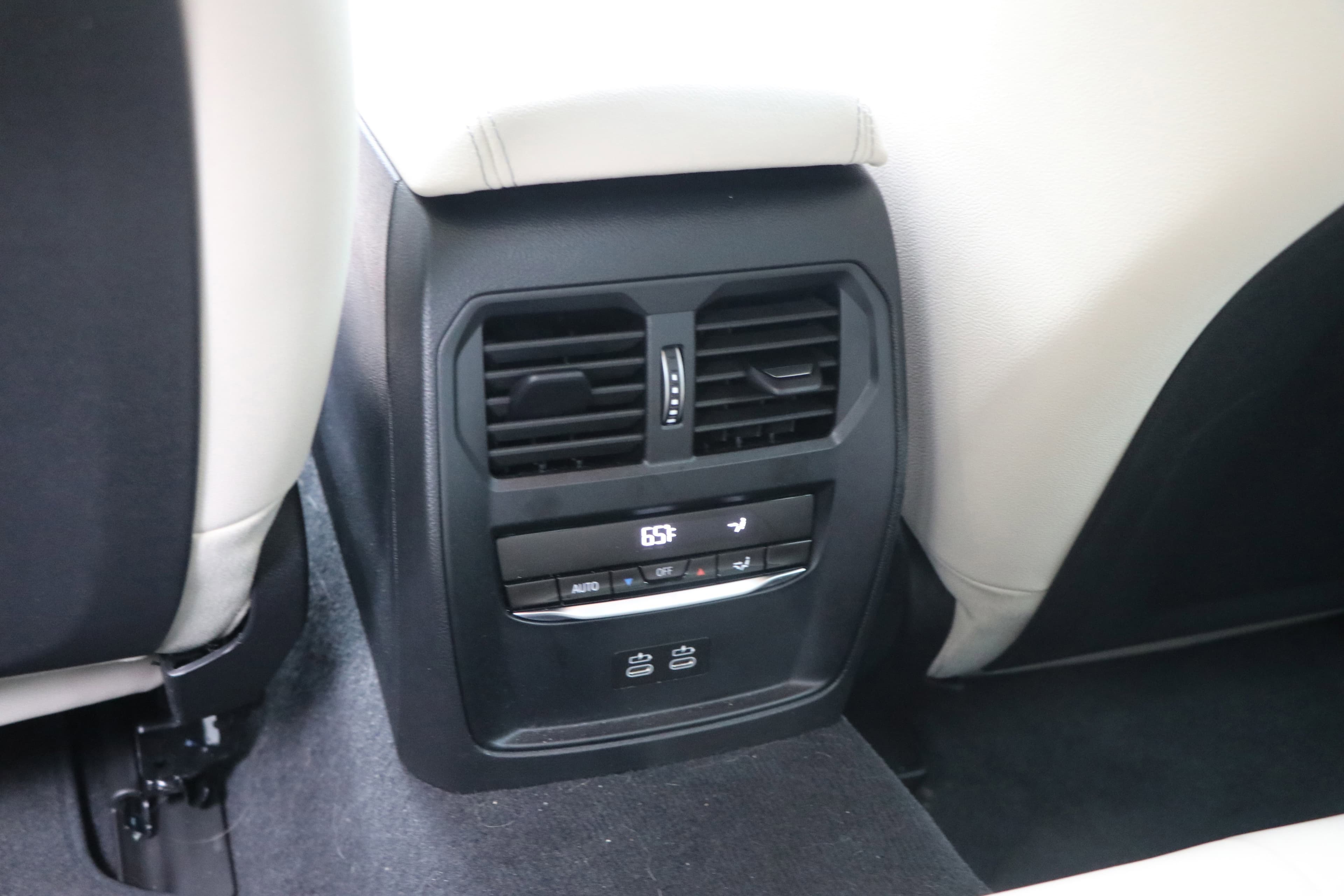 Vehicle photo 30