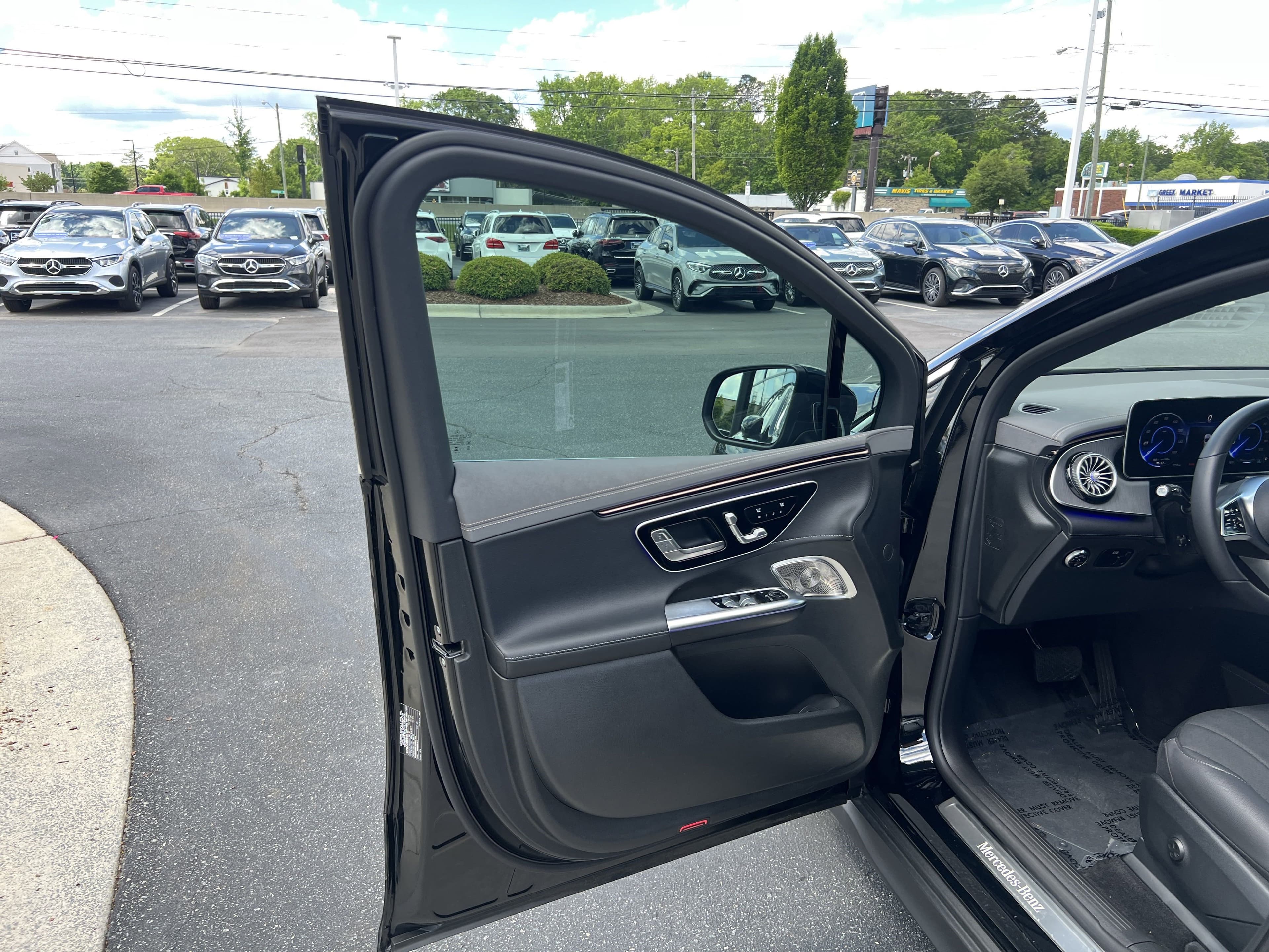 Vehicle photo 12