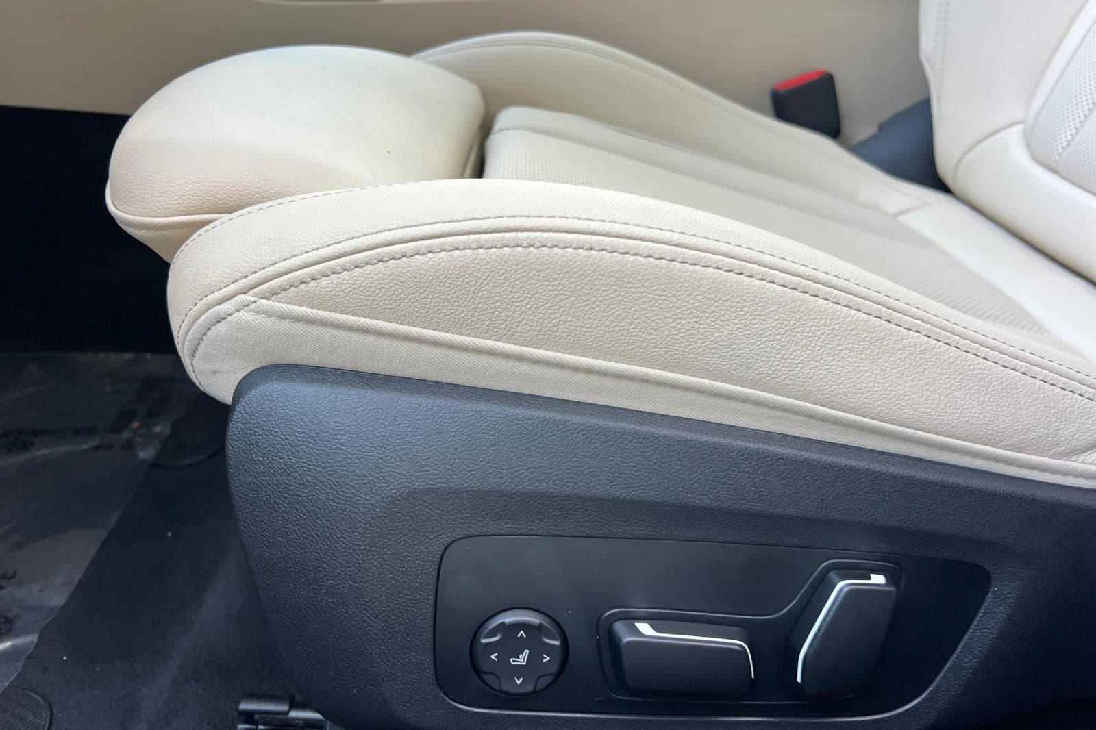 Vehicle photo 12